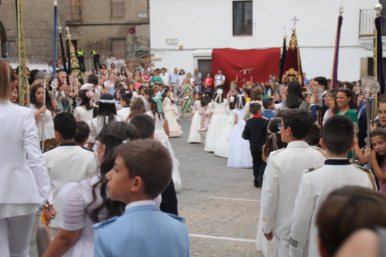 Jerez de los Caballeros celebró ayer la festividad del Corpus Christi en medio de un ambiente de solemnidad y convivencia del que fueron partícipes cientos de personas.La iglesia visigoda de Santa María de la Encarnación, llena de fieles, acogió la celebración de la Eucaristía que dió paso a la procesión acompañando la Santa Custodia en el magnífico templete de la iglesia de San Miguel, sobre las andas de la Virgen de Aguasantas y portada por costaleros y costaleras de la recién Asociación creada en esta ciudad. El párroco, Antonio María Rejano, destacó la significación de esta procesión, lamás grande, dijo, «porque Jesús sale a nuestras vidas, a nuestro encuentro y nosotros le acompañamos». Al término de la misa, incidió en el agradecimiento a todas las personas que han participado para hacer posible su desarrollo, trabajando desde la jornada del sábado en la elaboración de las preciosas alfombras de sal teñida de colores, que lucieron en las calles del centro de Jerez. El agradecimiento fue especial para los padres y madres de los niños y niñas que han hecho la Primera Comunión, para éstos mismos, también para catequistas, Cofradías y Hermandades, la Asociación del costaleros y costaleras de la Semana Santa de Jerez de los Caballeros, Ayuntamiento, Policía Local, grupos y personas de la parroquia.Autoridades civiles en representación del Ayuntamiento, Policía Local y Guardia Civil, acompañaron el desarrollo de la procesión junto a representantes de todas las cofradías y hermandades jerezanas y el protagonismo de los más de 80 niños y niñas que este año han celebrado su Primera Comunión.  A lo largo de todo el recorrido se instalaron distintos altares, también con la colaboración de vecinos y centros como la Residencia de Mayores Hernando de Soto. Los magníficos sones de la Agrupación Musical 'Nuestro Padre Jesús Nazareno' coronaron esta hermosa procesión.