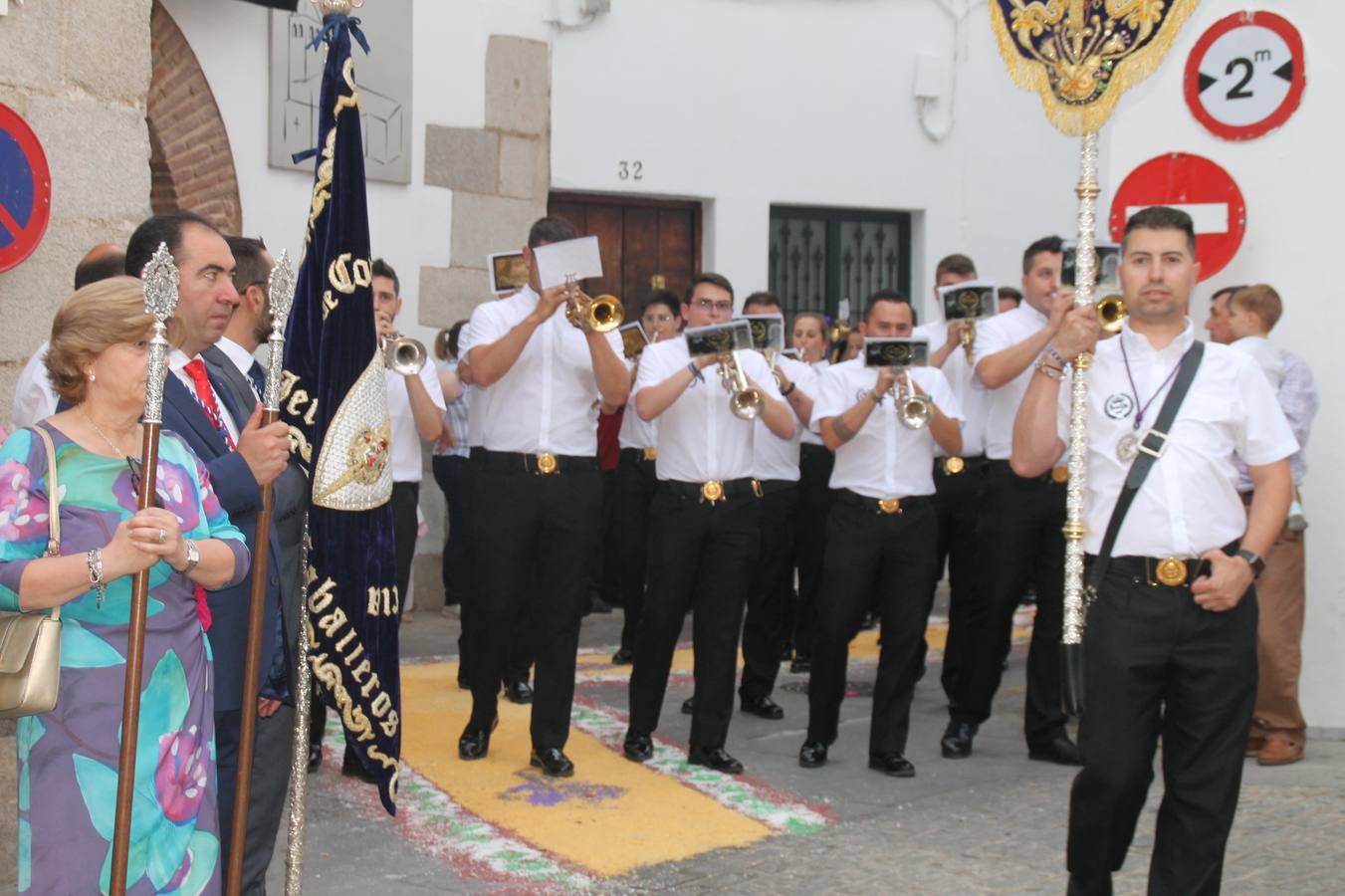 Jerez de los Caballeros celebró ayer la festividad del Corpus Christi en medio de un ambiente de solemnidad y convivencia del que fueron partícipes cientos de personas.La iglesia visigoda de Santa María de la Encarnación, llena de fieles, acogió la celebración de la Eucaristía que dió paso a la procesión acompañando la Santa Custodia en el magnífico templete de la iglesia de San Miguel, sobre las andas de la Virgen de Aguasantas y portada por costaleros y costaleras de la recién Asociación creada en esta ciudad. El párroco, Antonio María Rejano, destacó la significación de esta procesión, lamás grande, dijo, «porque Jesús sale a nuestras vidas, a nuestro encuentro y nosotros le acompañamos». Al término de la misa, incidió en el agradecimiento a todas las personas que han participado para hacer posible su desarrollo, trabajando desde la jornada del sábado en la elaboración de las preciosas alfombras de sal teñida de colores, que lucieron en las calles del centro de Jerez. El agradecimiento fue especial para los padres y madres de los niños y niñas que han hecho la Primera Comunión, para éstos mismos, también para catequistas, Cofradías y Hermandades, la Asociación del costaleros y costaleras de la Semana Santa de Jerez de los Caballeros, Ayuntamiento, Policía Local, grupos y personas de la parroquia.Autoridades civiles en representación del Ayuntamiento, Policía Local y Guardia Civil, acompañaron el desarrollo de la procesión junto a representantes de todas las cofradías y hermandades jerezanas y el protagonismo de los más de 80 niños y niñas que este año han celebrado su Primera Comunión.  A lo largo de todo el recorrido se instalaron distintos altares, también con la colaboración de vecinos y centros como la Residencia de Mayores Hernando de Soto. Los magníficos sones de la Agrupación Musical 'Nuestro Padre Jesús Nazareno' coronaron esta hermosa procesión.