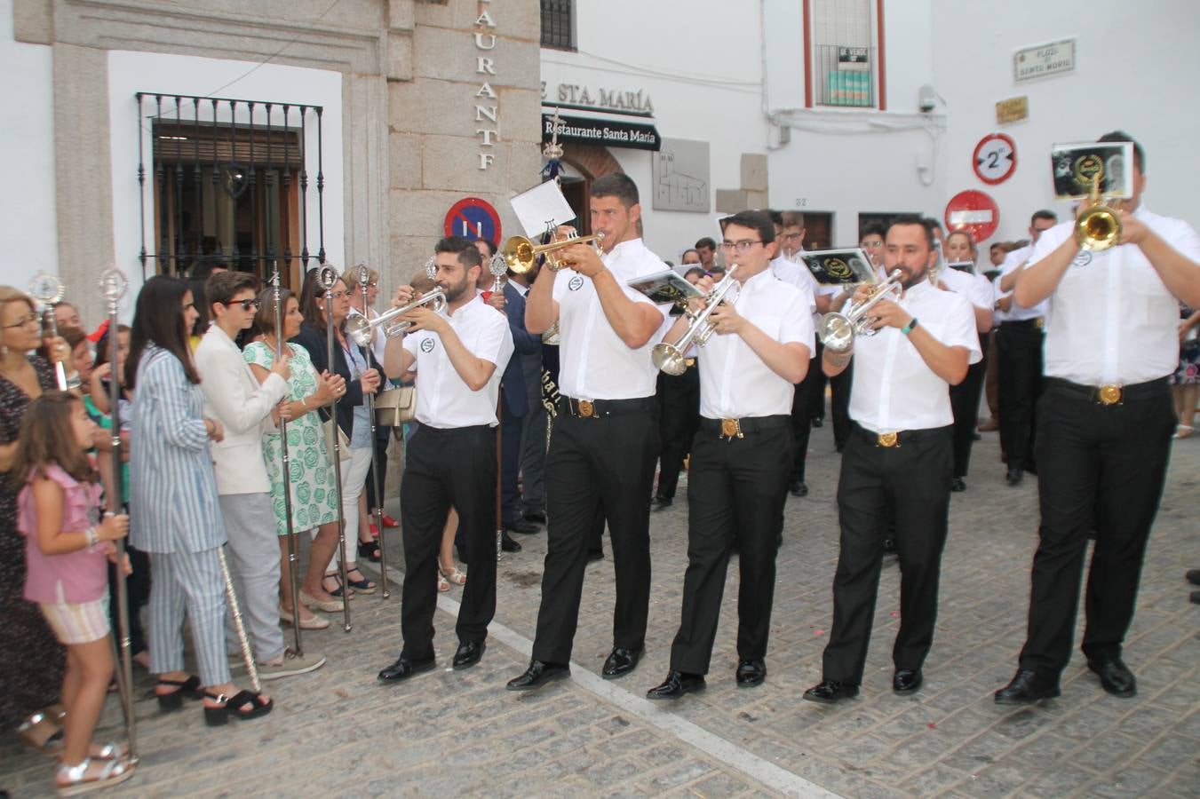 Jerez de los Caballeros celebró ayer la festividad del Corpus Christi en medio de un ambiente de solemnidad y convivencia del que fueron partícipes cientos de personas.La iglesia visigoda de Santa María de la Encarnación, llena de fieles, acogió la celebración de la Eucaristía que dió paso a la procesión acompañando la Santa Custodia en el magnífico templete de la iglesia de San Miguel, sobre las andas de la Virgen de Aguasantas y portada por costaleros y costaleras de la recién Asociación creada en esta ciudad. El párroco, Antonio María Rejano, destacó la significación de esta procesión, lamás grande, dijo, «porque Jesús sale a nuestras vidas, a nuestro encuentro y nosotros le acompañamos». Al término de la misa, incidió en el agradecimiento a todas las personas que han participado para hacer posible su desarrollo, trabajando desde la jornada del sábado en la elaboración de las preciosas alfombras de sal teñida de colores, que lucieron en las calles del centro de Jerez. El agradecimiento fue especial para los padres y madres de los niños y niñas que han hecho la Primera Comunión, para éstos mismos, también para catequistas, Cofradías y Hermandades, la Asociación del costaleros y costaleras de la Semana Santa de Jerez de los Caballeros, Ayuntamiento, Policía Local, grupos y personas de la parroquia.Autoridades civiles en representación del Ayuntamiento, Policía Local y Guardia Civil, acompañaron el desarrollo de la procesión junto a representantes de todas las cofradías y hermandades jerezanas y el protagonismo de los más de 80 niños y niñas que este año han celebrado su Primera Comunión.  A lo largo de todo el recorrido se instalaron distintos altares, también con la colaboración de vecinos y centros como la Residencia de Mayores Hernando de Soto. Los magníficos sones de la Agrupación Musical 'Nuestro Padre Jesús Nazareno' coronaron esta hermosa procesión.