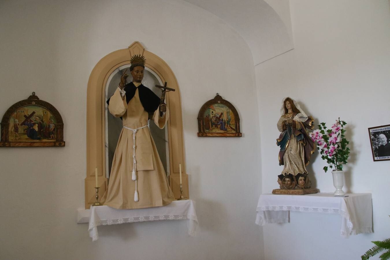 La Ermita de San Roque de Jerez de los Caballeros ha acogido, esta mañana, la inauguración de la restauración de su retablo. Numerosos vecinos y vecinas del barrio se han acercado hasta ella para ver cómo el trabajo y el esfuerzo de meses han permitido que el retablo luzca con el esplendor de antaño. 