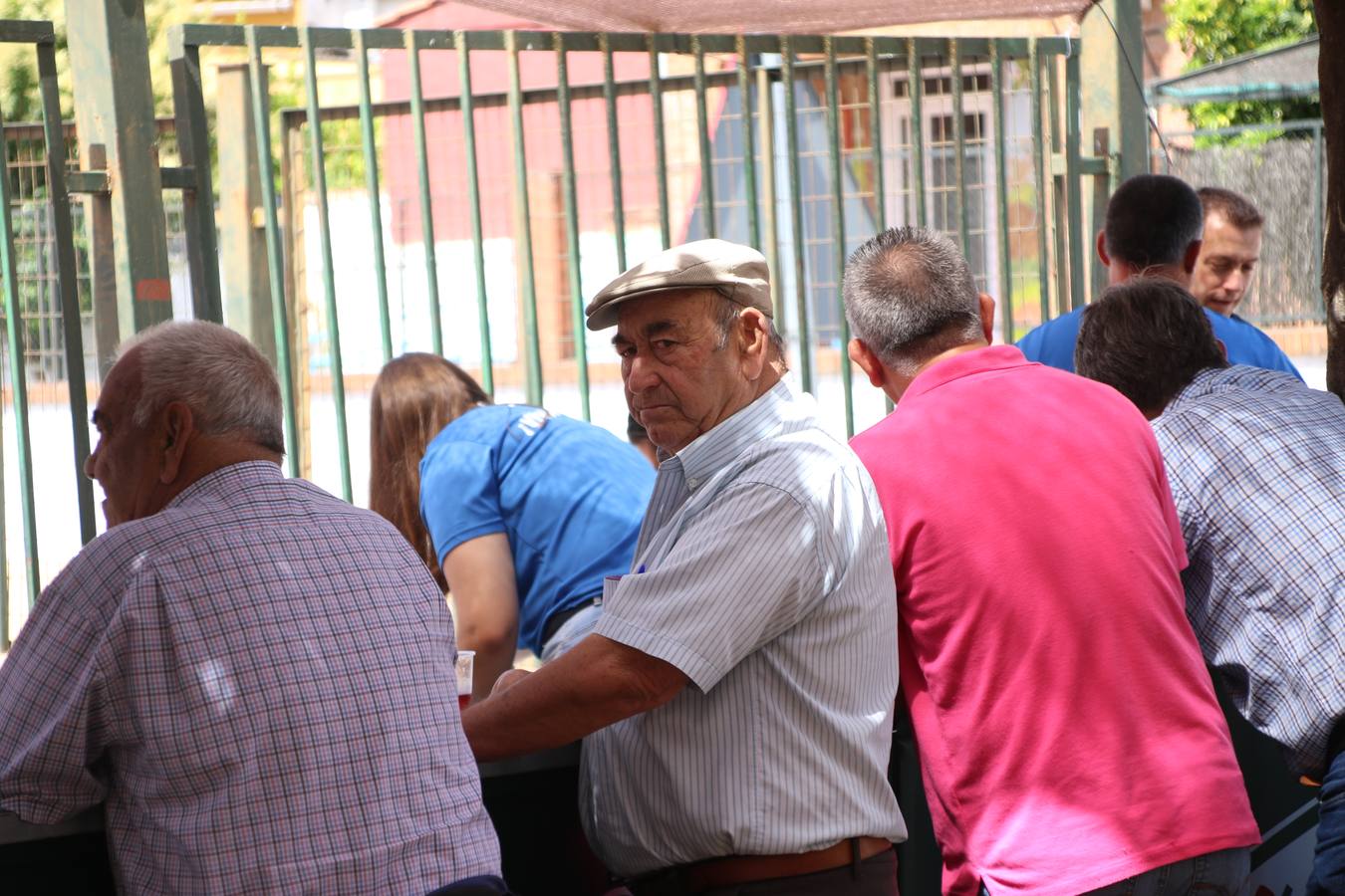 La Ermita de San Roque de Jerez de los Caballeros ha acogido, esta mañana, la inauguración de la restauración de su retablo. Numerosos vecinos y vecinas del barrio se han acercado hasta ella para ver cómo el trabajo y el esfuerzo de meses han permitido que el retablo luzca con el esplendor de antaño. 