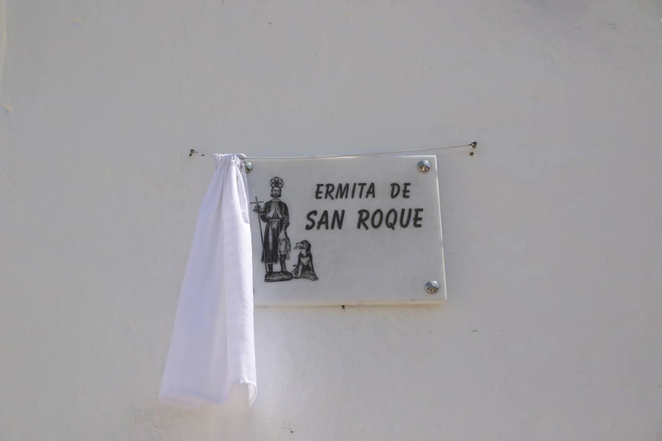 La Ermita de San Roque de Jerez de los Caballeros ha acogido, esta mañana, la inauguración de la restauración de su retablo. Numerosos vecinos y vecinas del barrio se han acercado hasta ella para ver cómo el trabajo y el esfuerzo de meses han permitido que el retablo luzca con el esplendor de antaño. 