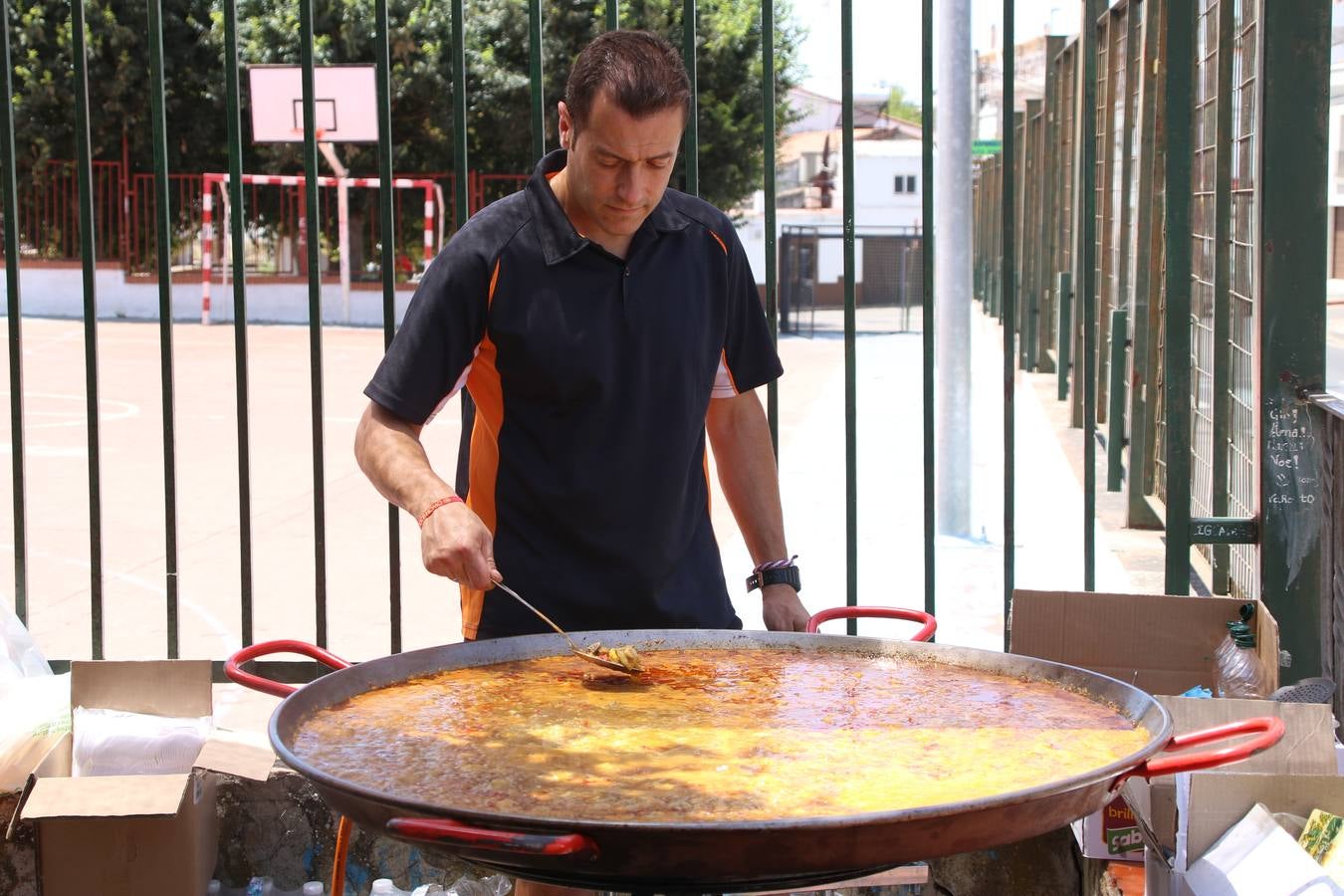 La Ermita de San Roque de Jerez de los Caballeros ha acogido, esta mañana, la inauguración de la restauración de su retablo. Numerosos vecinos y vecinas del barrio se han acercado hasta ella para ver cómo el trabajo y el esfuerzo de meses han permitido que el retablo luzca con el esplendor de antaño. 