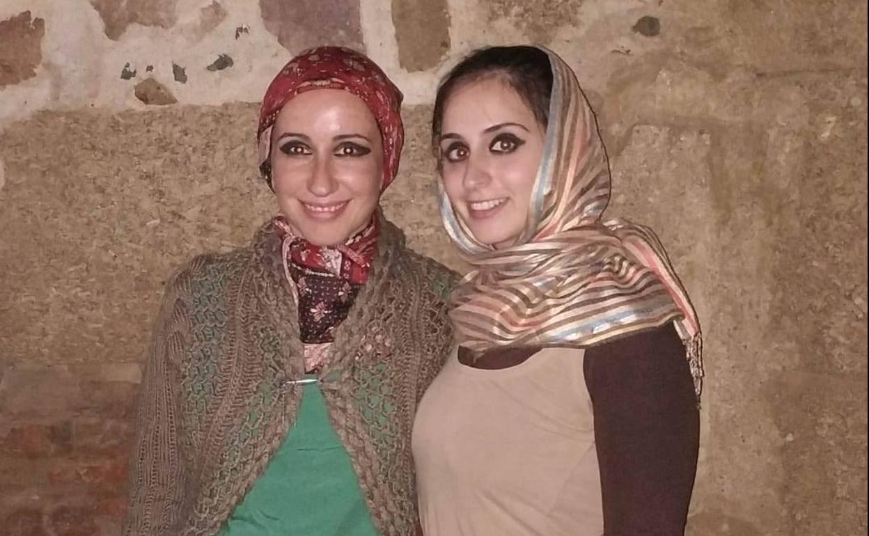 María del Carmen Gordillo e Iris Miralles, caracterizadas para su papel en la ópera 'Sansón y Dalila' que se representa hasta hoy en el Festival Internacional de Teatro Clásico de Mérida.