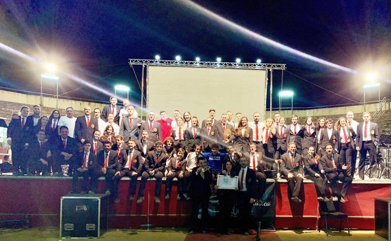 Integrantes de la Asociación Musical Jerez con el premio. 