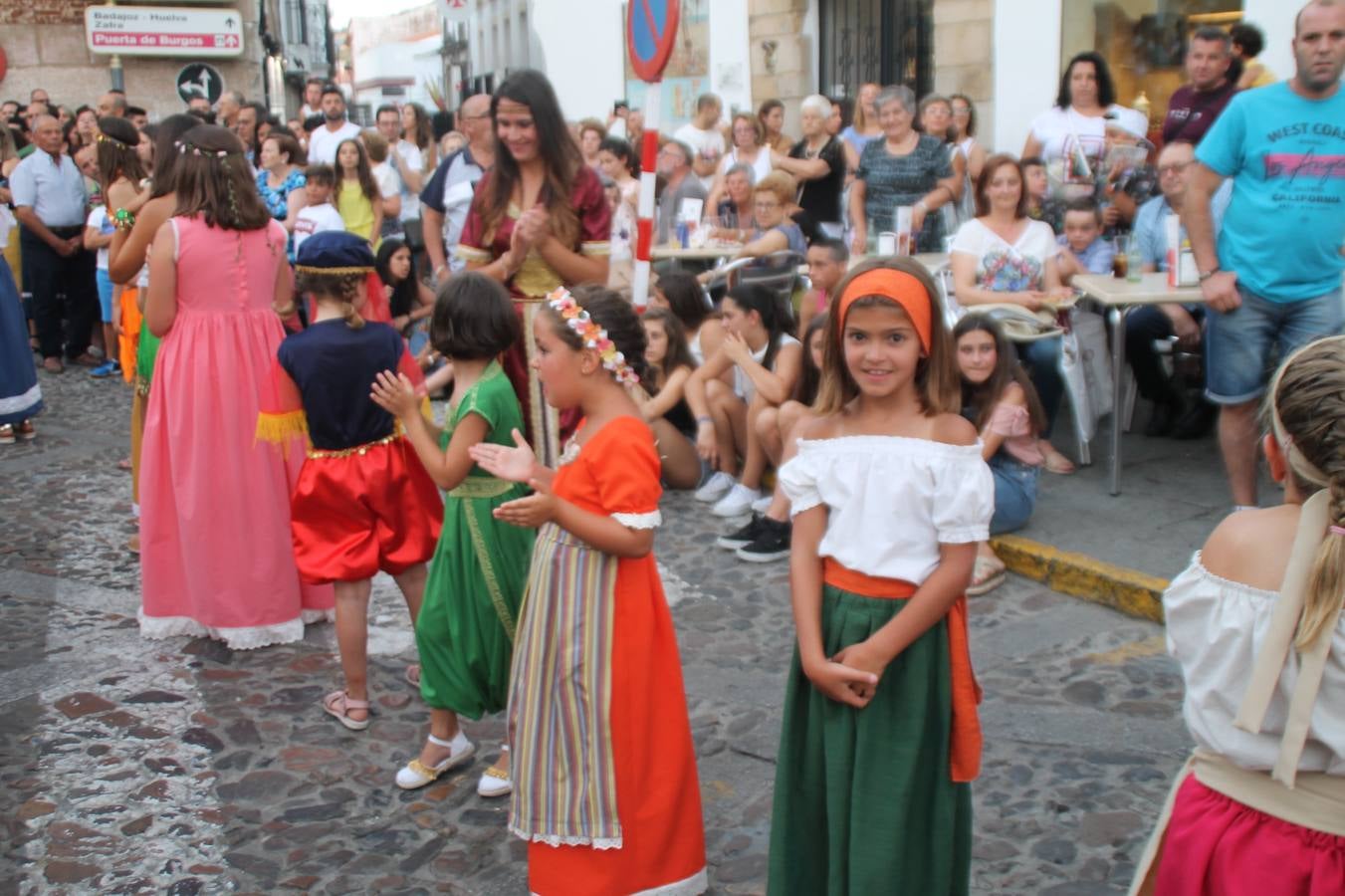 La participación popular fue nuevo protagonista del desfile teatralizado que anoche inauguró el grueso de la programación del XVI Festival Templario, invitando a propios y visitantes a revivir un pasado de leyenda, concretamente el siglo en el que La Orden del Temple marcó la vida de esta ciudad, en la que tuvo una de sus principales Encomiendas, siendo además el último reducto de Los Templarios en los reinos de España.La Asociación juvenil y cultural 'La Trouppe' estuvo al frente de la coordinación de dicho desfile que llenó de ambiente y animación las calles y plazas del centro histórico de Jerez de los Caballeros, llenas de público y engalanadas para la ocasión con pendones con la cruz templaria y otros elementos referentes a la cultura árabe que dejó su impronta en aquella época. Destacó la participación de más de 60 niñas que pusieron alegría con sus bailes a este pasacalle, junto a personajes fantásticos en zancos, la melodía de la Asociación Musical de Jerez de los Caballeros y la participación de asociaciones, como la del Belén 'Santa Ángela', Euexia Rural, además de los caballeros del campamento medieval a cargo de Cabalbur y de manera especial, la implicación de numerosos vecinos de todas las edades que desfilaron ataviados con indumentaria de la época dando vida a esta celebración.