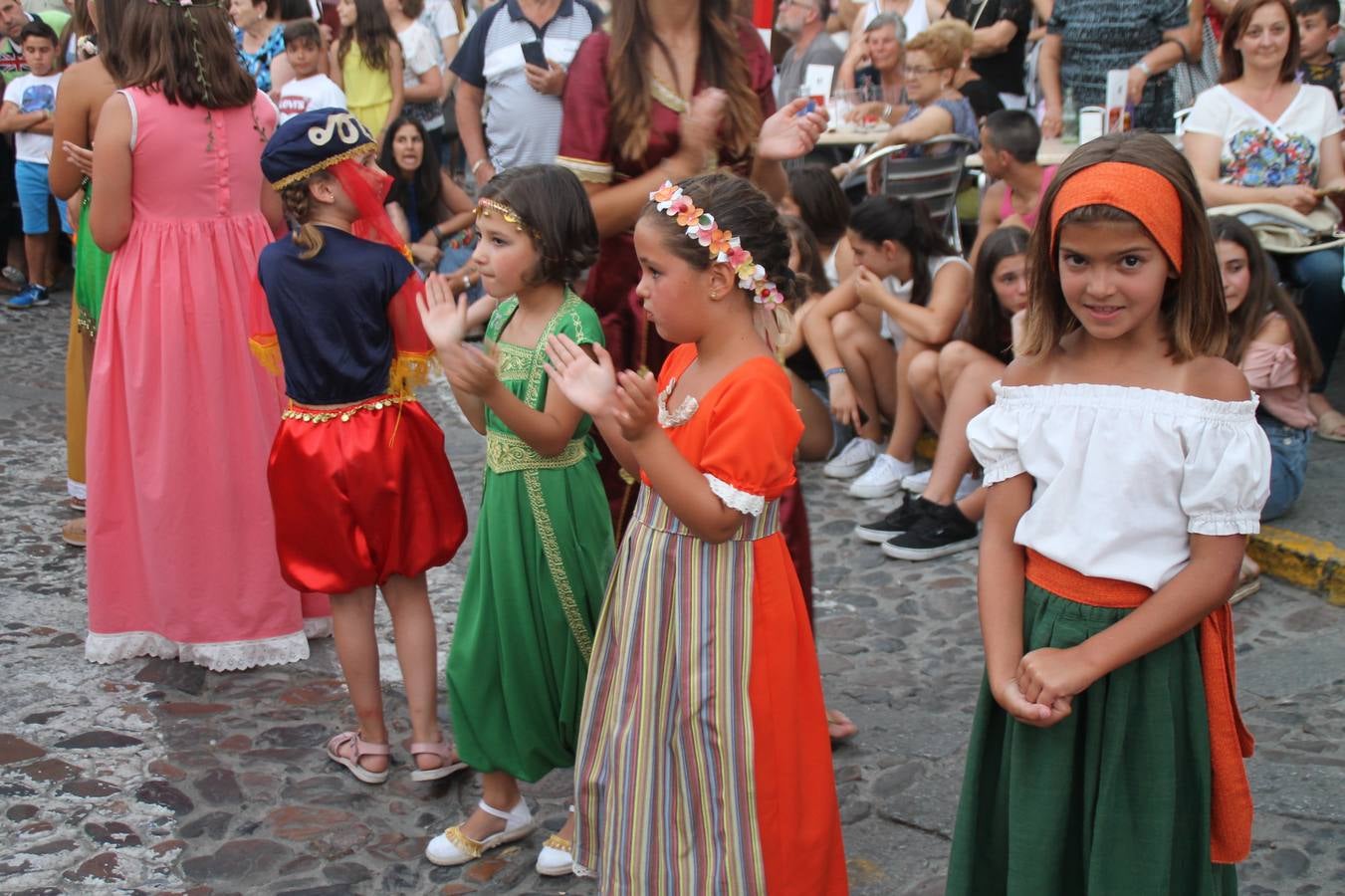 La participación popular fue nuevo protagonista del desfile teatralizado que anoche inauguró el grueso de la programación del XVI Festival Templario, invitando a propios y visitantes a revivir un pasado de leyenda, concretamente el siglo en el que La Orden del Temple marcó la vida de esta ciudad, en la que tuvo una de sus principales Encomiendas, siendo además el último reducto de Los Templarios en los reinos de España.La Asociación juvenil y cultural 'La Trouppe' estuvo al frente de la coordinación de dicho desfile que llenó de ambiente y animación las calles y plazas del centro histórico de Jerez de los Caballeros, llenas de público y engalanadas para la ocasión con pendones con la cruz templaria y otros elementos referentes a la cultura árabe que dejó su impronta en aquella época. Destacó la participación de más de 60 niñas que pusieron alegría con sus bailes a este pasacalle, junto a personajes fantásticos en zancos, la melodía de la Asociación Musical de Jerez de los Caballeros y la participación de asociaciones, como la del Belén 'Santa Ángela', Euexia Rural, además de los caballeros del campamento medieval a cargo de Cabalbur y de manera especial, la implicación de numerosos vecinos de todas las edades que desfilaron ataviados con indumentaria de la época dando vida a esta celebración.