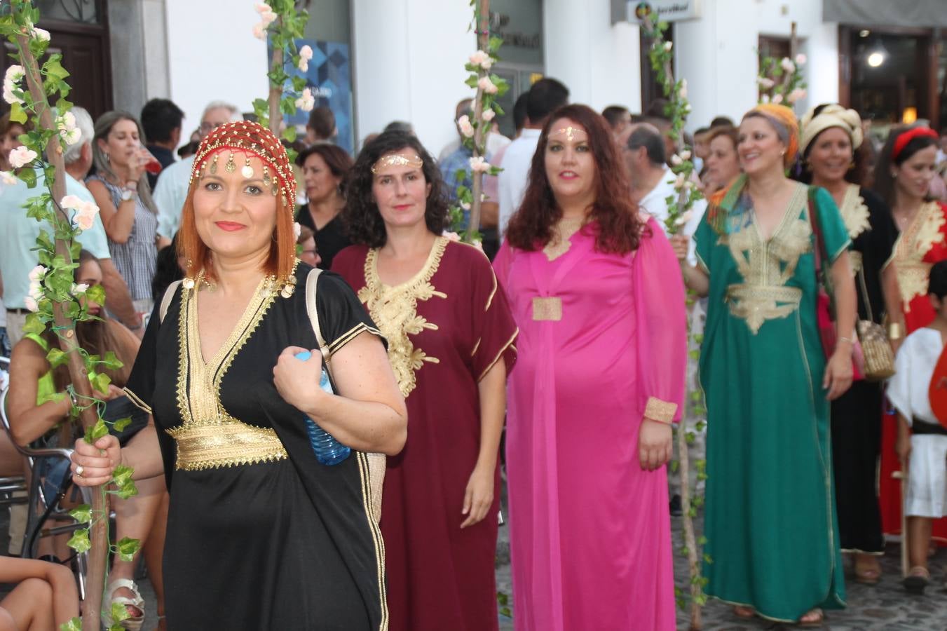 La participación popular fue nuevo protagonista del desfile teatralizado que anoche inauguró el grueso de la programación del XVI Festival Templario, invitando a propios y visitantes a revivir un pasado de leyenda, concretamente el siglo en el que La Orden del Temple marcó la vida de esta ciudad, en la que tuvo una de sus principales Encomiendas, siendo además el último reducto de Los Templarios en los reinos de España.La Asociación juvenil y cultural 'La Trouppe' estuvo al frente de la coordinación de dicho desfile que llenó de ambiente y animación las calles y plazas del centro histórico de Jerez de los Caballeros, llenas de público y engalanadas para la ocasión con pendones con la cruz templaria y otros elementos referentes a la cultura árabe que dejó su impronta en aquella época. Destacó la participación de más de 60 niñas que pusieron alegría con sus bailes a este pasacalle, junto a personajes fantásticos en zancos, la melodía de la Asociación Musical de Jerez de los Caballeros y la participación de asociaciones, como la del Belén 'Santa Ángela', Euexia Rural, además de los caballeros del campamento medieval a cargo de Cabalbur y de manera especial, la implicación de numerosos vecinos de todas las edades que desfilaron ataviados con indumentaria de la época dando vida a esta celebración.