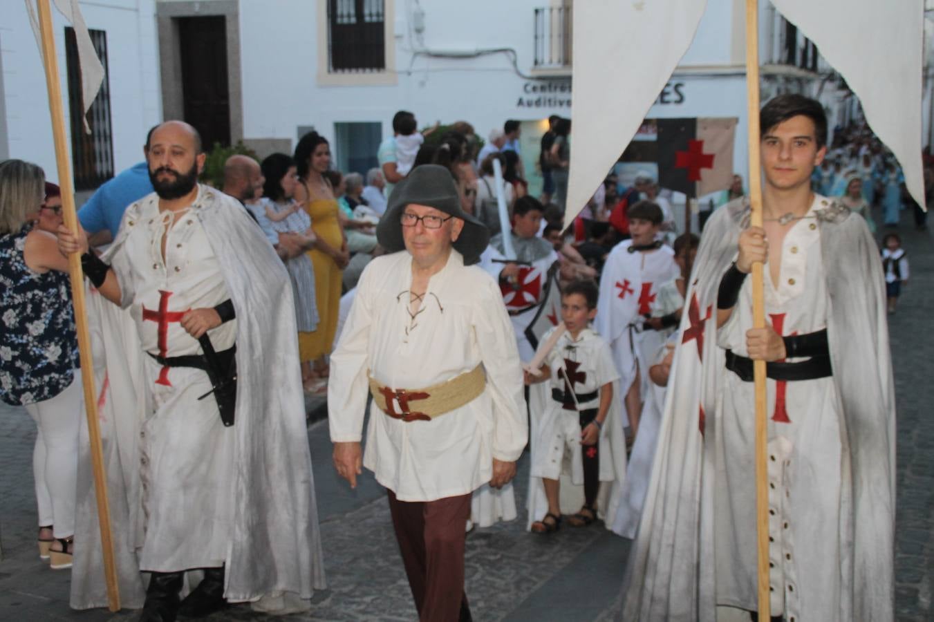 La participación popular fue nuevo protagonista del desfile teatralizado que anoche inauguró el grueso de la programación del XVI Festival Templario, invitando a propios y visitantes a revivir un pasado de leyenda, concretamente el siglo en el que La Orden del Temple marcó la vida de esta ciudad, en la que tuvo una de sus principales Encomiendas, siendo además el último reducto de Los Templarios en los reinos de España.La Asociación juvenil y cultural 'La Trouppe' estuvo al frente de la coordinación de dicho desfile que llenó de ambiente y animación las calles y plazas del centro histórico de Jerez de los Caballeros, llenas de público y engalanadas para la ocasión con pendones con la cruz templaria y otros elementos referentes a la cultura árabe que dejó su impronta en aquella época. Destacó la participación de más de 60 niñas que pusieron alegría con sus bailes a este pasacalle, junto a personajes fantásticos en zancos, la melodía de la Asociación Musical de Jerez de los Caballeros y la participación de asociaciones, como la del Belén 'Santa Ángela', Euexia Rural, además de los caballeros del campamento medieval a cargo de Cabalbur y de manera especial, la implicación de numerosos vecinos de todas las edades que desfilaron ataviados con indumentaria de la época dando vida a esta celebración.