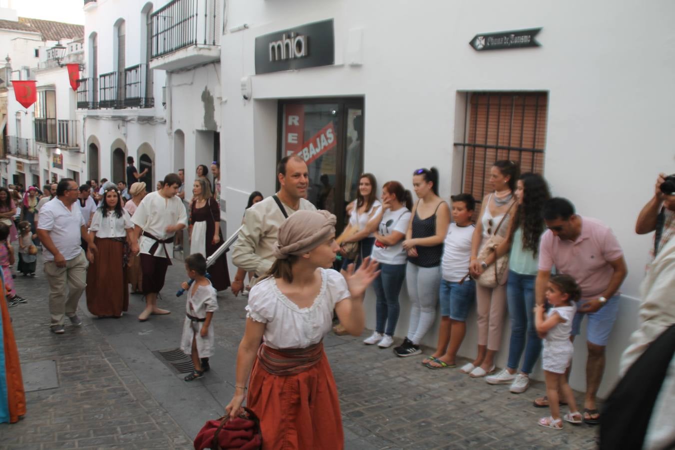 La participación popular fue nuevo protagonista del desfile teatralizado que anoche inauguró el grueso de la programación del XVI Festival Templario, invitando a propios y visitantes a revivir un pasado de leyenda, concretamente el siglo en el que La Orden del Temple marcó la vida de esta ciudad, en la que tuvo una de sus principales Encomiendas, siendo además el último reducto de Los Templarios en los reinos de España.La Asociación juvenil y cultural 'La Trouppe' estuvo al frente de la coordinación de dicho desfile que llenó de ambiente y animación las calles y plazas del centro histórico de Jerez de los Caballeros, llenas de público y engalanadas para la ocasión con pendones con la cruz templaria y otros elementos referentes a la cultura árabe que dejó su impronta en aquella época. Destacó la participación de más de 60 niñas que pusieron alegría con sus bailes a este pasacalle, junto a personajes fantásticos en zancos, la melodía de la Asociación Musical de Jerez de los Caballeros y la participación de asociaciones, como la del Belén 'Santa Ángela', Euexia Rural, además de los caballeros del campamento medieval a cargo de Cabalbur y de manera especial, la implicación de numerosos vecinos de todas las edades que desfilaron ataviados con indumentaria de la época dando vida a esta celebración.