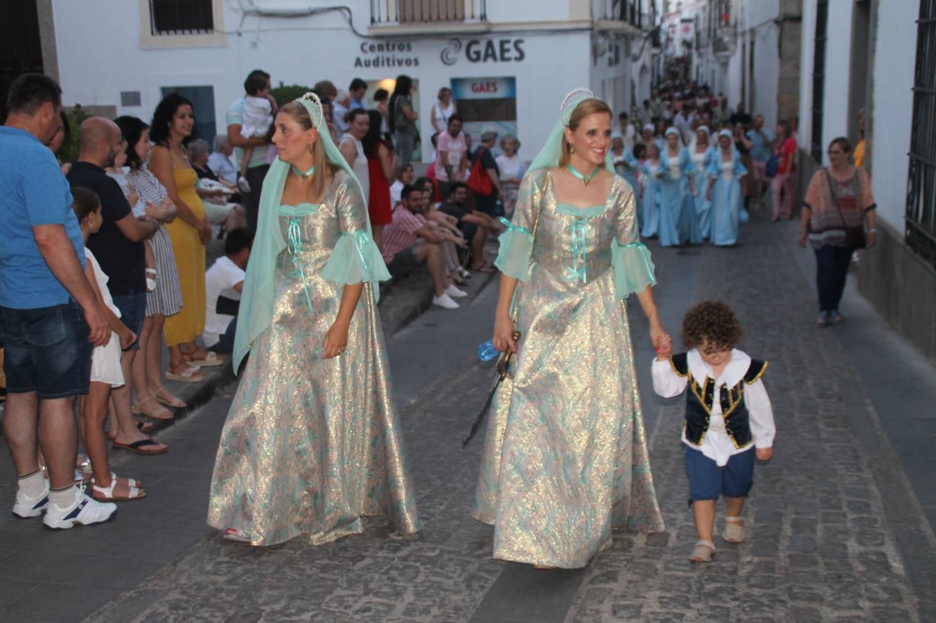 La participación popular fue nuevo protagonista del desfile teatralizado que anoche inauguró el grueso de la programación del XVI Festival Templario, invitando a propios y visitantes a revivir un pasado de leyenda, concretamente el siglo en el que La Orden del Temple marcó la vida de esta ciudad, en la que tuvo una de sus principales Encomiendas, siendo además el último reducto de Los Templarios en los reinos de España.La Asociación juvenil y cultural 'La Trouppe' estuvo al frente de la coordinación de dicho desfile que llenó de ambiente y animación las calles y plazas del centro histórico de Jerez de los Caballeros, llenas de público y engalanadas para la ocasión con pendones con la cruz templaria y otros elementos referentes a la cultura árabe que dejó su impronta en aquella época. Destacó la participación de más de 60 niñas que pusieron alegría con sus bailes a este pasacalle, junto a personajes fantásticos en zancos, la melodía de la Asociación Musical de Jerez de los Caballeros y la participación de asociaciones, como la del Belén 'Santa Ángela', Euexia Rural, además de los caballeros del campamento medieval a cargo de Cabalbur y de manera especial, la implicación de numerosos vecinos de todas las edades que desfilaron ataviados con indumentaria de la época dando vida a esta celebración.