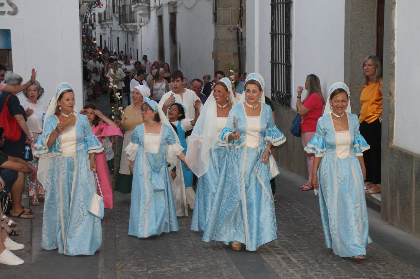 La participación popular fue nuevo protagonista del desfile teatralizado que anoche inauguró el grueso de la programación del XVI Festival Templario, invitando a propios y visitantes a revivir un pasado de leyenda, concretamente el siglo en el que La Orden del Temple marcó la vida de esta ciudad, en la que tuvo una de sus principales Encomiendas, siendo además el último reducto de Los Templarios en los reinos de España.La Asociación juvenil y cultural 'La Trouppe' estuvo al frente de la coordinación de dicho desfile que llenó de ambiente y animación las calles y plazas del centro histórico de Jerez de los Caballeros, llenas de público y engalanadas para la ocasión con pendones con la cruz templaria y otros elementos referentes a la cultura árabe que dejó su impronta en aquella época. Destacó la participación de más de 60 niñas que pusieron alegría con sus bailes a este pasacalle, junto a personajes fantásticos en zancos, la melodía de la Asociación Musical de Jerez de los Caballeros y la participación de asociaciones, como la del Belén 'Santa Ángela', Euexia Rural, además de los caballeros del campamento medieval a cargo de Cabalbur y de manera especial, la implicación de numerosos vecinos de todas las edades que desfilaron ataviados con indumentaria de la época dando vida a esta celebración.