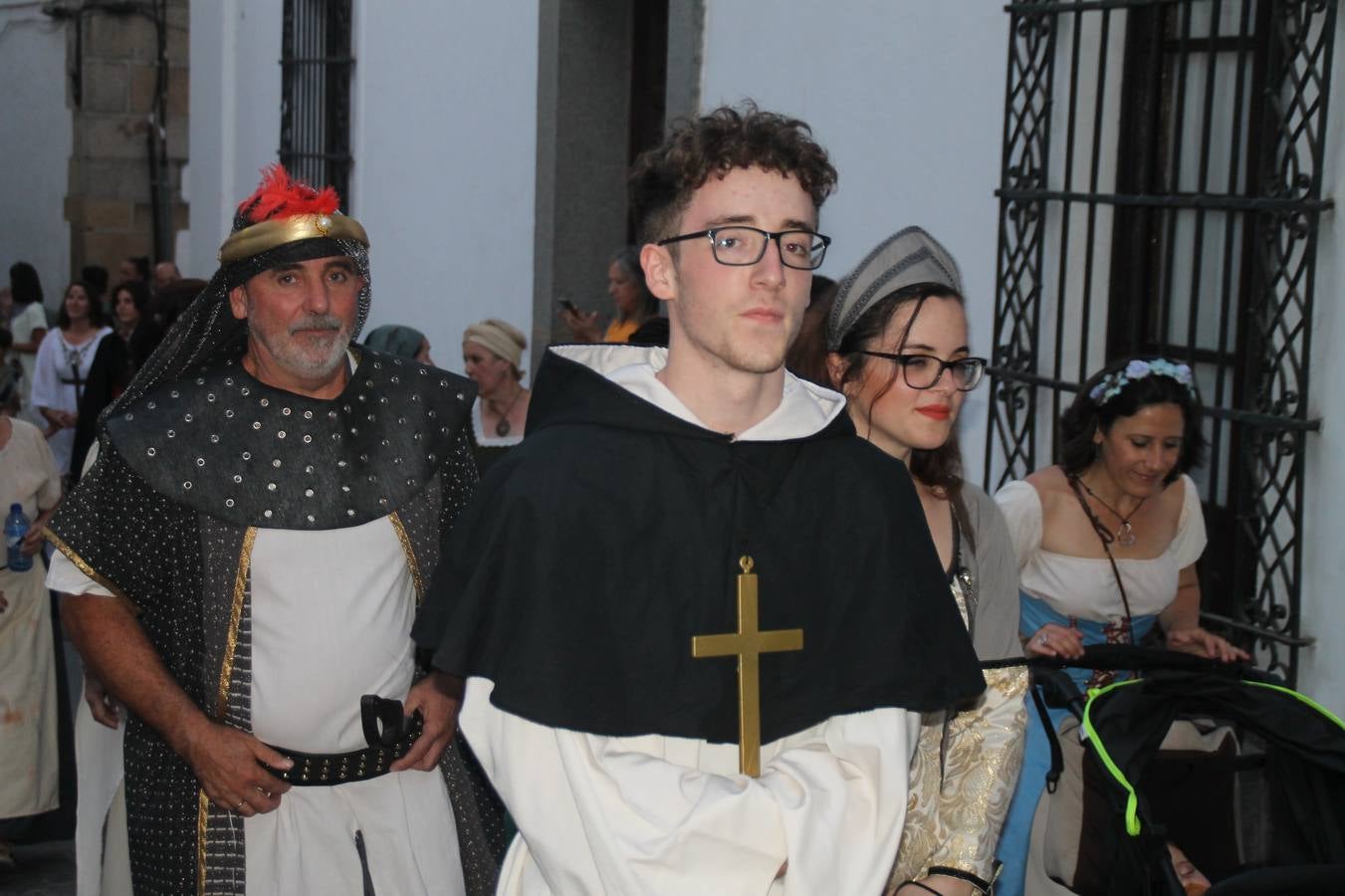 La participación popular fue nuevo protagonista del desfile teatralizado que anoche inauguró el grueso de la programación del XVI Festival Templario, invitando a propios y visitantes a revivir un pasado de leyenda, concretamente el siglo en el que La Orden del Temple marcó la vida de esta ciudad, en la que tuvo una de sus principales Encomiendas, siendo además el último reducto de Los Templarios en los reinos de España.La Asociación juvenil y cultural 'La Trouppe' estuvo al frente de la coordinación de dicho desfile que llenó de ambiente y animación las calles y plazas del centro histórico de Jerez de los Caballeros, llenas de público y engalanadas para la ocasión con pendones con la cruz templaria y otros elementos referentes a la cultura árabe que dejó su impronta en aquella época. Destacó la participación de más de 60 niñas que pusieron alegría con sus bailes a este pasacalle, junto a personajes fantásticos en zancos, la melodía de la Asociación Musical de Jerez de los Caballeros y la participación de asociaciones, como la del Belén 'Santa Ángela', Euexia Rural, además de los caballeros del campamento medieval a cargo de Cabalbur y de manera especial, la implicación de numerosos vecinos de todas las edades que desfilaron ataviados con indumentaria de la época dando vida a esta celebración.
