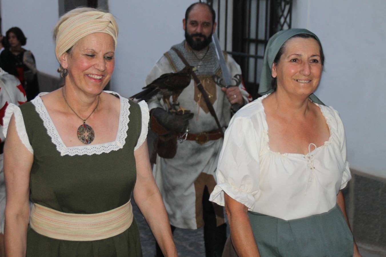 La participación popular fue nuevo protagonista del desfile teatralizado que anoche inauguró el grueso de la programación del XVI Festival Templario, invitando a propios y visitantes a revivir un pasado de leyenda, concretamente el siglo en el que La Orden del Temple marcó la vida de esta ciudad, en la que tuvo una de sus principales Encomiendas, siendo además el último reducto de Los Templarios en los reinos de España.La Asociación juvenil y cultural 'La Trouppe' estuvo al frente de la coordinación de dicho desfile que llenó de ambiente y animación las calles y plazas del centro histórico de Jerez de los Caballeros, llenas de público y engalanadas para la ocasión con pendones con la cruz templaria y otros elementos referentes a la cultura árabe que dejó su impronta en aquella época. Destacó la participación de más de 60 niñas que pusieron alegría con sus bailes a este pasacalle, junto a personajes fantásticos en zancos, la melodía de la Asociación Musical de Jerez de los Caballeros y la participación de asociaciones, como la del Belén 'Santa Ángela', Euexia Rural, además de los caballeros del campamento medieval a cargo de Cabalbur y de manera especial, la implicación de numerosos vecinos de todas las edades que desfilaron ataviados con indumentaria de la época dando vida a esta celebración.