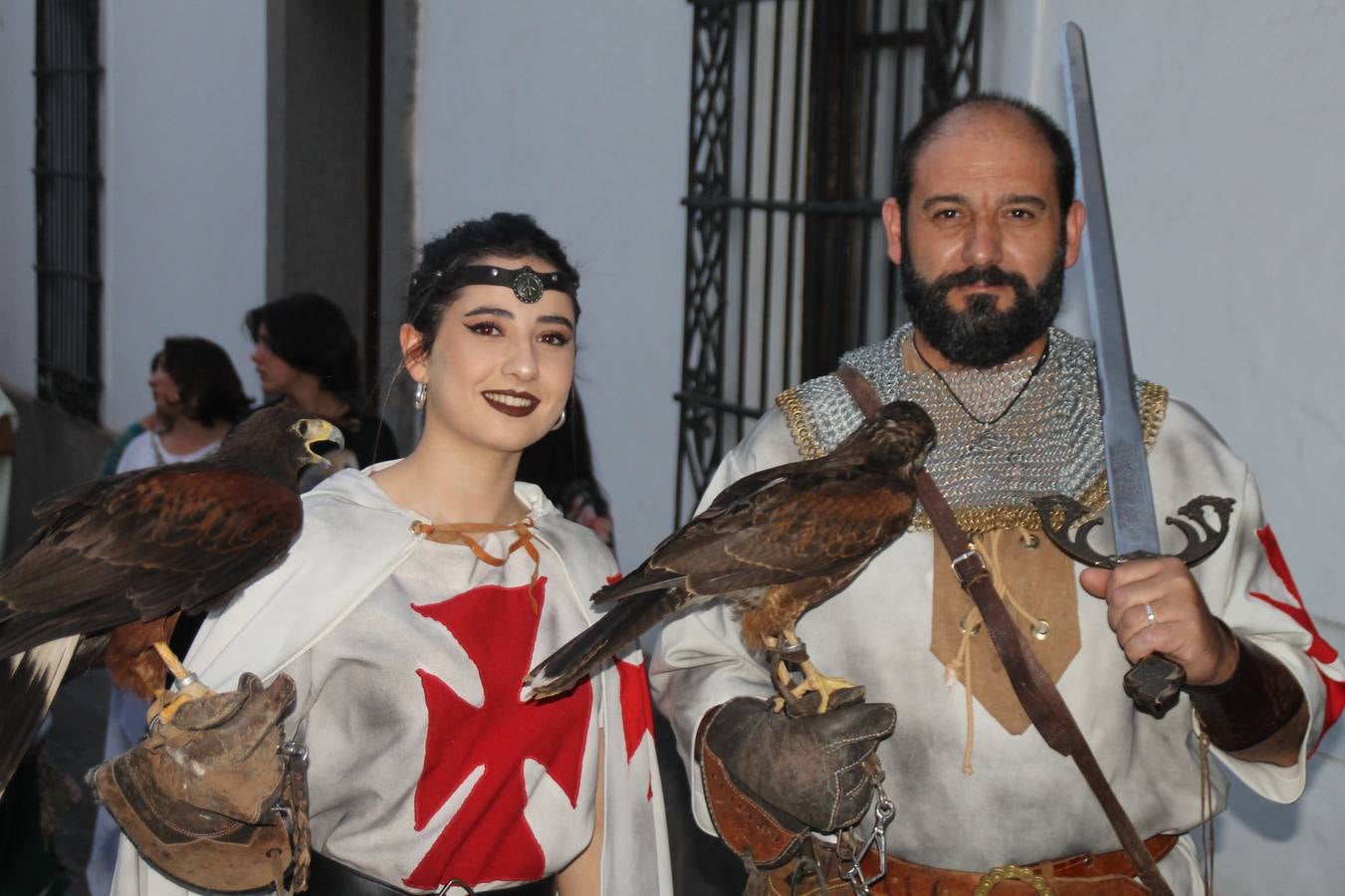 La participación popular fue nuevo protagonista del desfile teatralizado que anoche inauguró el grueso de la programación del XVI Festival Templario, invitando a propios y visitantes a revivir un pasado de leyenda, concretamente el siglo en el que La Orden del Temple marcó la vida de esta ciudad, en la que tuvo una de sus principales Encomiendas, siendo además el último reducto de Los Templarios en los reinos de España.La Asociación juvenil y cultural 'La Trouppe' estuvo al frente de la coordinación de dicho desfile que llenó de ambiente y animación las calles y plazas del centro histórico de Jerez de los Caballeros, llenas de público y engalanadas para la ocasión con pendones con la cruz templaria y otros elementos referentes a la cultura árabe que dejó su impronta en aquella época. Destacó la participación de más de 60 niñas que pusieron alegría con sus bailes a este pasacalle, junto a personajes fantásticos en zancos, la melodía de la Asociación Musical de Jerez de los Caballeros y la participación de asociaciones, como la del Belén 'Santa Ángela', Euexia Rural, además de los caballeros del campamento medieval a cargo de Cabalbur y de manera especial, la implicación de numerosos vecinos de todas las edades que desfilaron ataviados con indumentaria de la época dando vida a esta celebración.