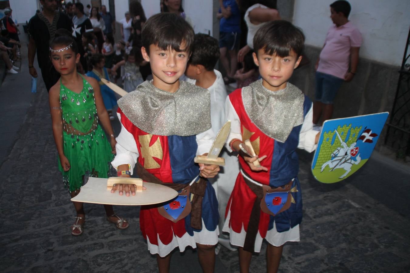 La participación popular fue nuevo protagonista del desfile teatralizado que anoche inauguró el grueso de la programación del XVI Festival Templario, invitando a propios y visitantes a revivir un pasado de leyenda, concretamente el siglo en el que La Orden del Temple marcó la vida de esta ciudad, en la que tuvo una de sus principales Encomiendas, siendo además el último reducto de Los Templarios en los reinos de España.La Asociación juvenil y cultural 'La Trouppe' estuvo al frente de la coordinación de dicho desfile que llenó de ambiente y animación las calles y plazas del centro histórico de Jerez de los Caballeros, llenas de público y engalanadas para la ocasión con pendones con la cruz templaria y otros elementos referentes a la cultura árabe que dejó su impronta en aquella época. Destacó la participación de más de 60 niñas que pusieron alegría con sus bailes a este pasacalle, junto a personajes fantásticos en zancos, la melodía de la Asociación Musical de Jerez de los Caballeros y la participación de asociaciones, como la del Belén 'Santa Ángela', Euexia Rural, además de los caballeros del campamento medieval a cargo de Cabalbur y de manera especial, la implicación de numerosos vecinos de todas las edades que desfilaron ataviados con indumentaria de la época dando vida a esta celebración.