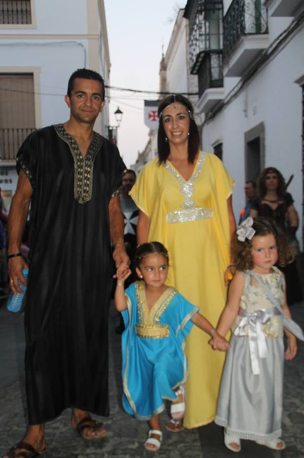 La participación popular fue nuevo protagonista del desfile teatralizado que anoche inauguró el grueso de la programación del XVI Festival Templario, invitando a propios y visitantes a revivir un pasado de leyenda, concretamente el siglo en el que La Orden del Temple marcó la vida de esta ciudad, en la que tuvo una de sus principales Encomiendas, siendo además el último reducto de Los Templarios en los reinos de España.La Asociación juvenil y cultural 'La Trouppe' estuvo al frente de la coordinación de dicho desfile que llenó de ambiente y animación las calles y plazas del centro histórico de Jerez de los Caballeros, llenas de público y engalanadas para la ocasión con pendones con la cruz templaria y otros elementos referentes a la cultura árabe que dejó su impronta en aquella época. Destacó la participación de más de 60 niñas que pusieron alegría con sus bailes a este pasacalle, junto a personajes fantásticos en zancos, la melodía de la Asociación Musical de Jerez de los Caballeros y la participación de asociaciones, como la del Belén 'Santa Ángela', Euexia Rural, además de los caballeros del campamento medieval a cargo de Cabalbur y de manera especial, la implicación de numerosos vecinos de todas las edades que desfilaron ataviados con indumentaria de la época dando vida a esta celebración.