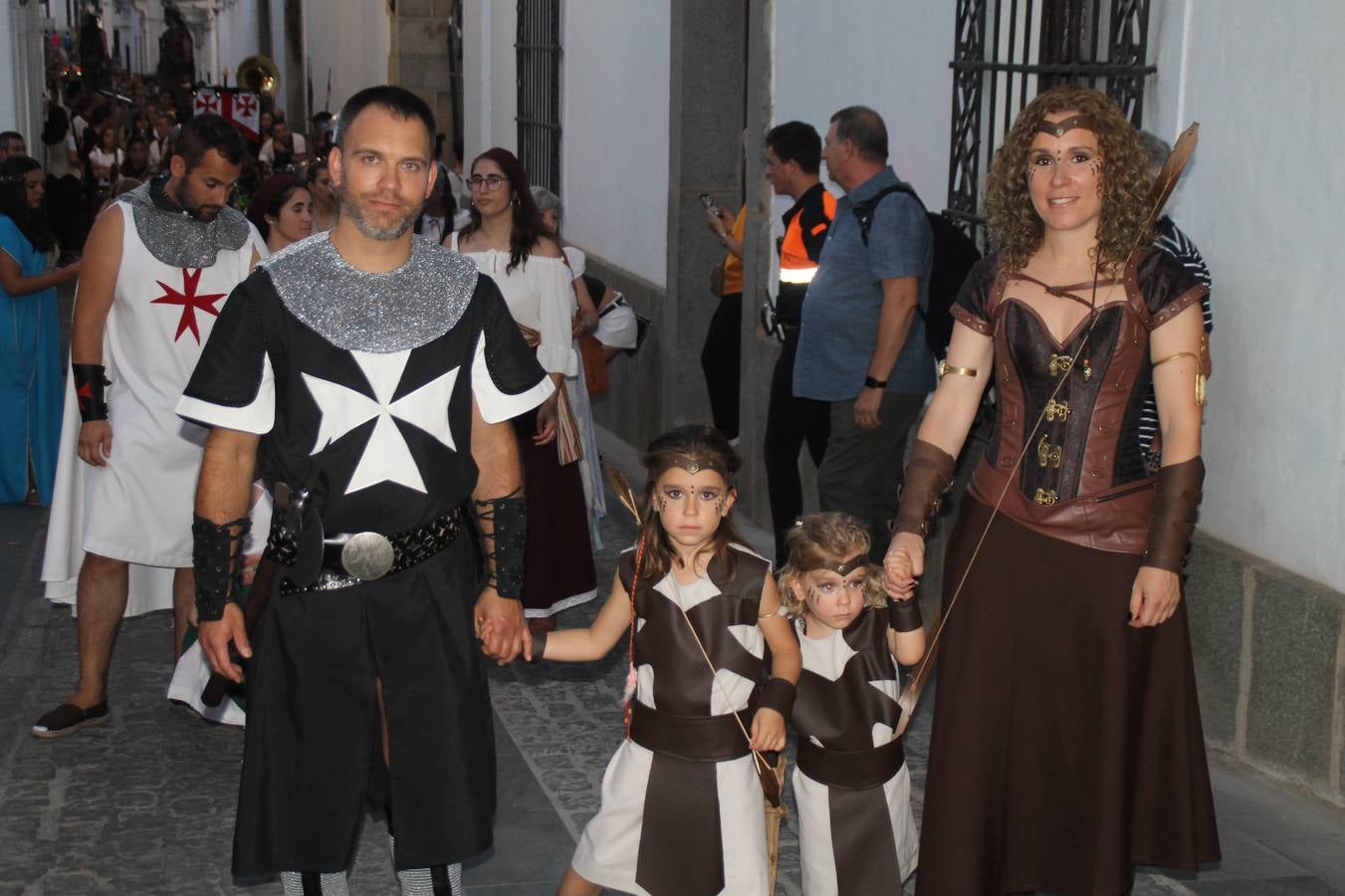 La participación popular fue nuevo protagonista del desfile teatralizado que anoche inauguró el grueso de la programación del XVI Festival Templario, invitando a propios y visitantes a revivir un pasado de leyenda, concretamente el siglo en el que La Orden del Temple marcó la vida de esta ciudad, en la que tuvo una de sus principales Encomiendas, siendo además el último reducto de Los Templarios en los reinos de España.La Asociación juvenil y cultural 'La Trouppe' estuvo al frente de la coordinación de dicho desfile que llenó de ambiente y animación las calles y plazas del centro histórico de Jerez de los Caballeros, llenas de público y engalanadas para la ocasión con pendones con la cruz templaria y otros elementos referentes a la cultura árabe que dejó su impronta en aquella época. Destacó la participación de más de 60 niñas que pusieron alegría con sus bailes a este pasacalle, junto a personajes fantásticos en zancos, la melodía de la Asociación Musical de Jerez de los Caballeros y la participación de asociaciones, como la del Belén 'Santa Ángela', Euexia Rural, además de los caballeros del campamento medieval a cargo de Cabalbur y de manera especial, la implicación de numerosos vecinos de todas las edades que desfilaron ataviados con indumentaria de la época dando vida a esta celebración.