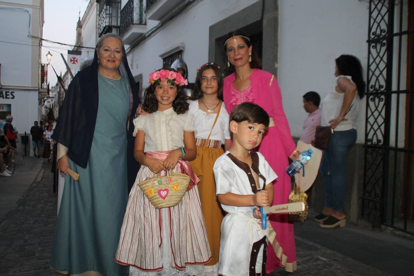 La participación popular fue nuevo protagonista del desfile teatralizado que anoche inauguró el grueso de la programación del XVI Festival Templario, invitando a propios y visitantes a revivir un pasado de leyenda, concretamente el siglo en el que La Orden del Temple marcó la vida de esta ciudad, en la que tuvo una de sus principales Encomiendas, siendo además el último reducto de Los Templarios en los reinos de España.La Asociación juvenil y cultural 'La Trouppe' estuvo al frente de la coordinación de dicho desfile que llenó de ambiente y animación las calles y plazas del centro histórico de Jerez de los Caballeros, llenas de público y engalanadas para la ocasión con pendones con la cruz templaria y otros elementos referentes a la cultura árabe que dejó su impronta en aquella época. Destacó la participación de más de 60 niñas que pusieron alegría con sus bailes a este pasacalle, junto a personajes fantásticos en zancos, la melodía de la Asociación Musical de Jerez de los Caballeros y la participación de asociaciones, como la del Belén 'Santa Ángela', Euexia Rural, además de los caballeros del campamento medieval a cargo de Cabalbur y de manera especial, la implicación de numerosos vecinos de todas las edades que desfilaron ataviados con indumentaria de la época dando vida a esta celebración.