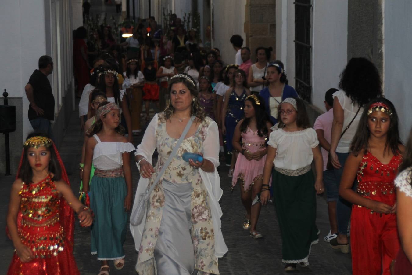 La participación popular fue nuevo protagonista del desfile teatralizado que anoche inauguró el grueso de la programación del XVI Festival Templario, invitando a propios y visitantes a revivir un pasado de leyenda, concretamente el siglo en el que La Orden del Temple marcó la vida de esta ciudad, en la que tuvo una de sus principales Encomiendas, siendo además el último reducto de Los Templarios en los reinos de España.La Asociación juvenil y cultural 'La Trouppe' estuvo al frente de la coordinación de dicho desfile que llenó de ambiente y animación las calles y plazas del centro histórico de Jerez de los Caballeros, llenas de público y engalanadas para la ocasión con pendones con la cruz templaria y otros elementos referentes a la cultura árabe que dejó su impronta en aquella época. Destacó la participación de más de 60 niñas que pusieron alegría con sus bailes a este pasacalle, junto a personajes fantásticos en zancos, la melodía de la Asociación Musical de Jerez de los Caballeros y la participación de asociaciones, como la del Belén 'Santa Ángela', Euexia Rural, además de los caballeros del campamento medieval a cargo de Cabalbur y de manera especial, la implicación de numerosos vecinos de todas las edades que desfilaron ataviados con indumentaria de la época dando vida a esta celebración.