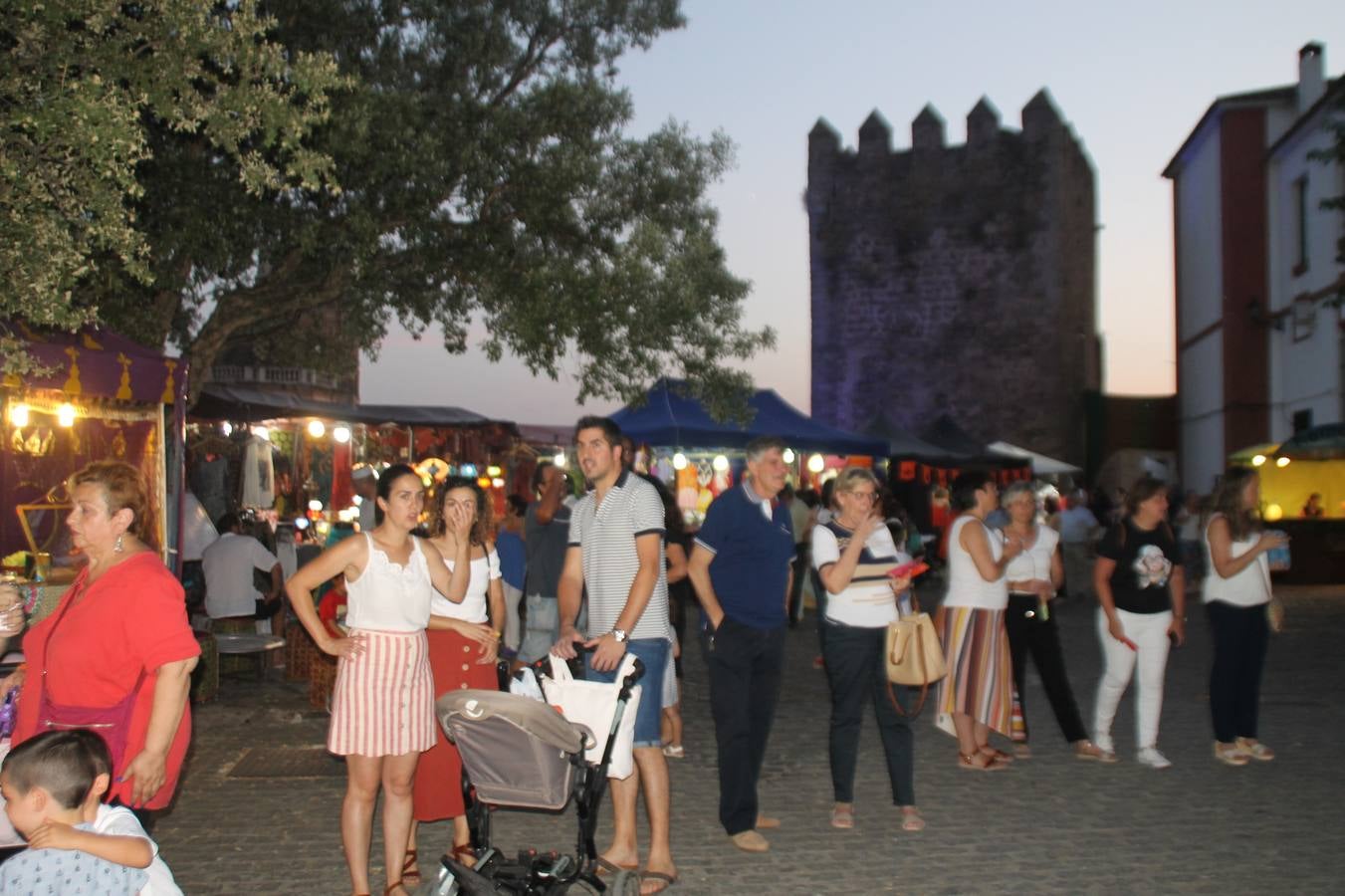 La participación popular fue nuevo protagonista del desfile teatralizado que anoche inauguró el grueso de la programación del XVI Festival Templario, invitando a propios y visitantes a revivir un pasado de leyenda, concretamente el siglo en el que La Orden del Temple marcó la vida de esta ciudad, en la que tuvo una de sus principales Encomiendas, siendo además el último reducto de Los Templarios en los reinos de España.La Asociación juvenil y cultural 'La Trouppe' estuvo al frente de la coordinación de dicho desfile que llenó de ambiente y animación las calles y plazas del centro histórico de Jerez de los Caballeros, llenas de público y engalanadas para la ocasión con pendones con la cruz templaria y otros elementos referentes a la cultura árabe que dejó su impronta en aquella época. Destacó la participación de más de 60 niñas que pusieron alegría con sus bailes a este pasacalle, junto a personajes fantásticos en zancos, la melodía de la Asociación Musical de Jerez de los Caballeros y la participación de asociaciones, como la del Belén 'Santa Ángela', Euexia Rural, además de los caballeros del campamento medieval a cargo de Cabalbur y de manera especial, la implicación de numerosos vecinos de todas las edades que desfilaron ataviados con indumentaria de la época dando vida a esta celebración.