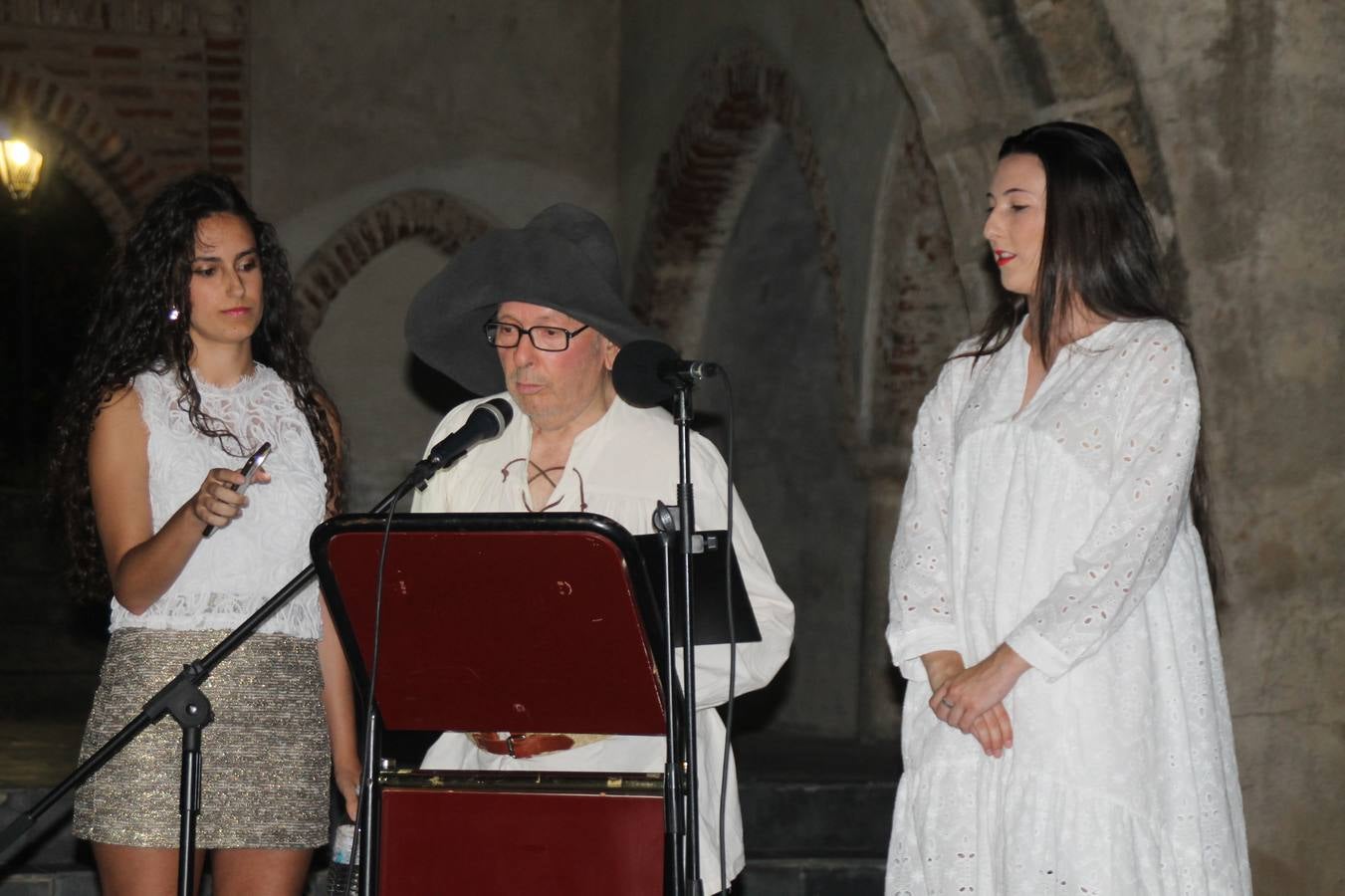 La participación popular fue nuevo protagonista del desfile teatralizado que anoche inauguró el grueso de la programación del XVI Festival Templario, invitando a propios y visitantes a revivir un pasado de leyenda, concretamente el siglo en el que La Orden del Temple marcó la vida de esta ciudad, en la que tuvo una de sus principales Encomiendas, siendo además el último reducto de Los Templarios en los reinos de España.La Asociación juvenil y cultural 'La Trouppe' estuvo al frente de la coordinación de dicho desfile que llenó de ambiente y animación las calles y plazas del centro histórico de Jerez de los Caballeros, llenas de público y engalanadas para la ocasión con pendones con la cruz templaria y otros elementos referentes a la cultura árabe que dejó su impronta en aquella época. Destacó la participación de más de 60 niñas que pusieron alegría con sus bailes a este pasacalle, junto a personajes fantásticos en zancos, la melodía de la Asociación Musical de Jerez de los Caballeros y la participación de asociaciones, como la del Belén 'Santa Ángela', Euexia Rural, además de los caballeros del campamento medieval a cargo de Cabalbur y de manera especial, la implicación de numerosos vecinos de todas las edades que desfilaron ataviados con indumentaria de la época dando vida a esta celebración.