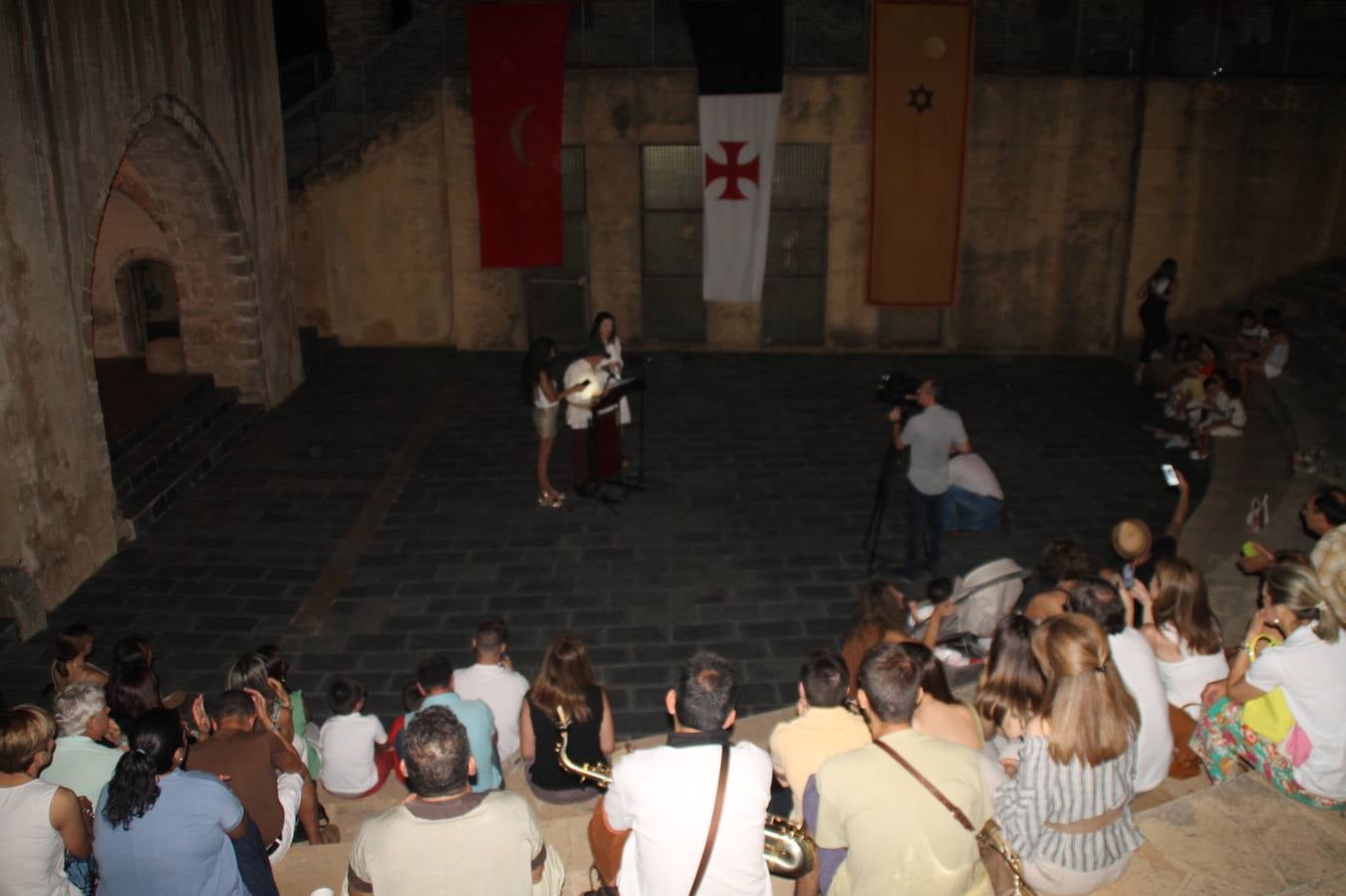 La participación popular fue nuevo protagonista del desfile teatralizado que anoche inauguró el grueso de la programación del XVI Festival Templario, invitando a propios y visitantes a revivir un pasado de leyenda, concretamente el siglo en el que La Orden del Temple marcó la vida de esta ciudad, en la que tuvo una de sus principales Encomiendas, siendo además el último reducto de Los Templarios en los reinos de España.La Asociación juvenil y cultural 'La Trouppe' estuvo al frente de la coordinación de dicho desfile que llenó de ambiente y animación las calles y plazas del centro histórico de Jerez de los Caballeros, llenas de público y engalanadas para la ocasión con pendones con la cruz templaria y otros elementos referentes a la cultura árabe que dejó su impronta en aquella época. Destacó la participación de más de 60 niñas que pusieron alegría con sus bailes a este pasacalle, junto a personajes fantásticos en zancos, la melodía de la Asociación Musical de Jerez de los Caballeros y la participación de asociaciones, como la del Belén 'Santa Ángela', Euexia Rural, además de los caballeros del campamento medieval a cargo de Cabalbur y de manera especial, la implicación de numerosos vecinos de todas las edades que desfilaron ataviados con indumentaria de la época dando vida a esta celebración.
