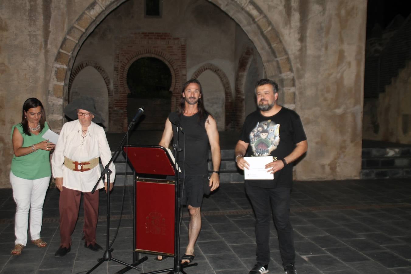 La participación popular fue nuevo protagonista del desfile teatralizado que anoche inauguró el grueso de la programación del XVI Festival Templario, invitando a propios y visitantes a revivir un pasado de leyenda, concretamente el siglo en el que La Orden del Temple marcó la vida de esta ciudad, en la que tuvo una de sus principales Encomiendas, siendo además el último reducto de Los Templarios en los reinos de España.La Asociación juvenil y cultural 'La Trouppe' estuvo al frente de la coordinación de dicho desfile que llenó de ambiente y animación las calles y plazas del centro histórico de Jerez de los Caballeros, llenas de público y engalanadas para la ocasión con pendones con la cruz templaria y otros elementos referentes a la cultura árabe que dejó su impronta en aquella época. Destacó la participación de más de 60 niñas que pusieron alegría con sus bailes a este pasacalle, junto a personajes fantásticos en zancos, la melodía de la Asociación Musical de Jerez de los Caballeros y la participación de asociaciones, como la del Belén 'Santa Ángela', Euexia Rural, además de los caballeros del campamento medieval a cargo de Cabalbur y de manera especial, la implicación de numerosos vecinos de todas las edades que desfilaron ataviados con indumentaria de la época dando vida a esta celebración.