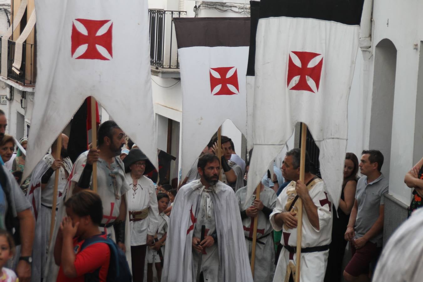 La participación popular fue nuevo protagonista del desfile teatralizado que anoche inauguró el grueso de la programación del XVI Festival Templario, invitando a propios y visitantes a revivir un pasado de leyenda, concretamente el siglo en el que La Orden del Temple marcó la vida de esta ciudad, en la que tuvo una de sus principales Encomiendas, siendo además el último reducto de Los Templarios en los reinos de España.La Asociación juvenil y cultural 'La Trouppe' estuvo al frente de la coordinación de dicho desfile que llenó de ambiente y animación las calles y plazas del centro histórico de Jerez de los Caballeros, llenas de público y engalanadas para la ocasión con pendones con la cruz templaria y otros elementos referentes a la cultura árabe que dejó su impronta en aquella época. Destacó la participación de más de 60 niñas que pusieron alegría con sus bailes a este pasacalle, junto a personajes fantásticos en zancos, la melodía de la Asociación Musical de Jerez de los Caballeros y la participación de asociaciones, como la del Belén 'Santa Ángela', Euexia Rural, además de los caballeros del campamento medieval a cargo de Cabalbur y de manera especial, la implicación de numerosos vecinos de todas las edades que desfilaron ataviados con indumentaria de la época dando vida a esta celebración.