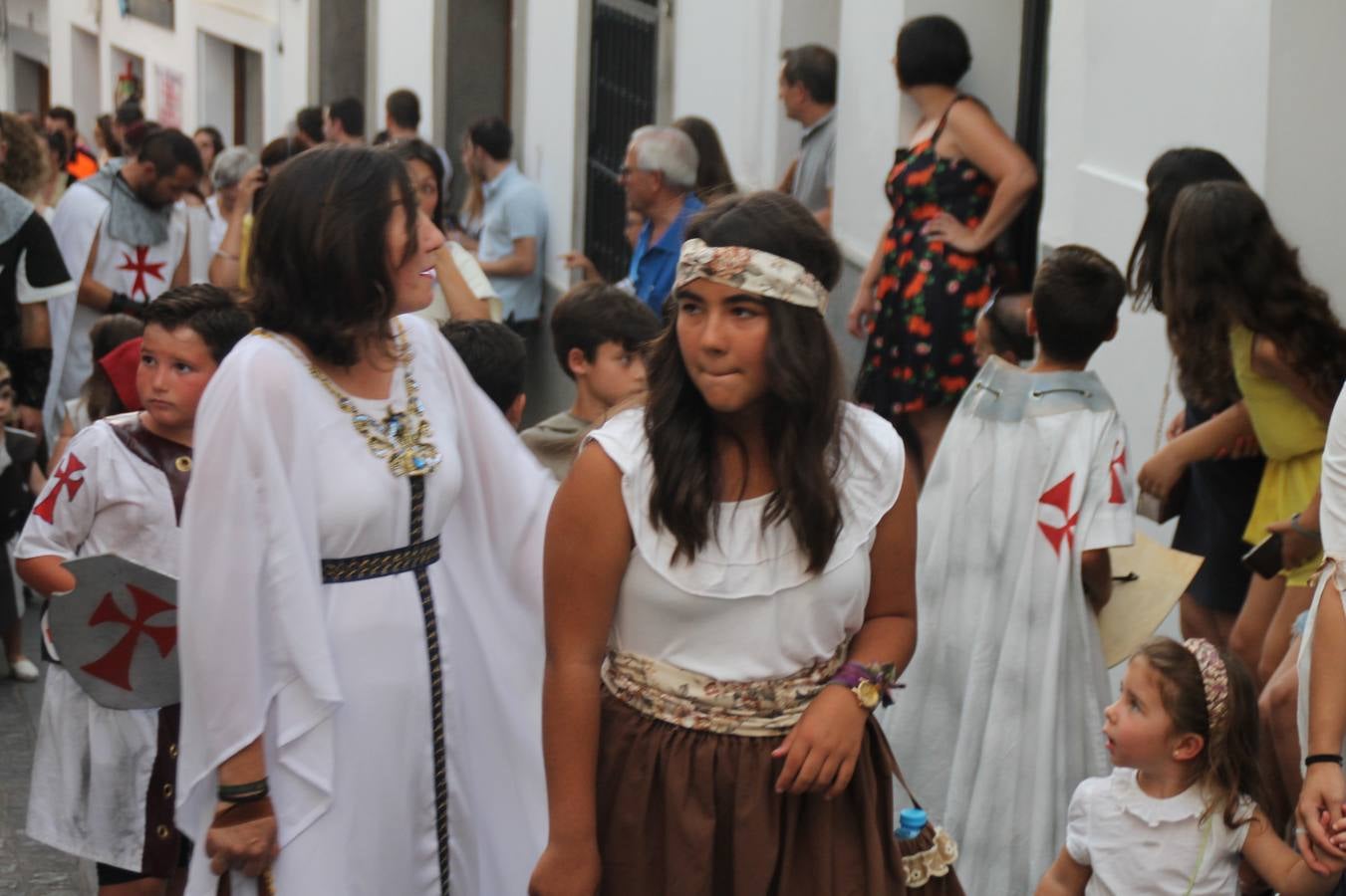La participación popular fue nuevo protagonista del desfile teatralizado que anoche inauguró el grueso de la programación del XVI Festival Templario, invitando a propios y visitantes a revivir un pasado de leyenda, concretamente el siglo en el que La Orden del Temple marcó la vida de esta ciudad, en la que tuvo una de sus principales Encomiendas, siendo además el último reducto de Los Templarios en los reinos de España.La Asociación juvenil y cultural 'La Trouppe' estuvo al frente de la coordinación de dicho desfile que llenó de ambiente y animación las calles y plazas del centro histórico de Jerez de los Caballeros, llenas de público y engalanadas para la ocasión con pendones con la cruz templaria y otros elementos referentes a la cultura árabe que dejó su impronta en aquella época. Destacó la participación de más de 60 niñas que pusieron alegría con sus bailes a este pasacalle, junto a personajes fantásticos en zancos, la melodía de la Asociación Musical de Jerez de los Caballeros y la participación de asociaciones, como la del Belén 'Santa Ángela', Euexia Rural, además de los caballeros del campamento medieval a cargo de Cabalbur y de manera especial, la implicación de numerosos vecinos de todas las edades que desfilaron ataviados con indumentaria de la época dando vida a esta celebración.