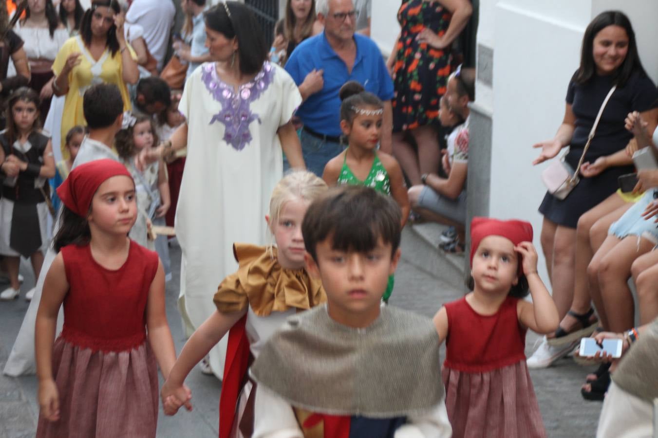 La participación popular fue nuevo protagonista del desfile teatralizado que anoche inauguró el grueso de la programación del XVI Festival Templario, invitando a propios y visitantes a revivir un pasado de leyenda, concretamente el siglo en el que La Orden del Temple marcó la vida de esta ciudad, en la que tuvo una de sus principales Encomiendas, siendo además el último reducto de Los Templarios en los reinos de España.La Asociación juvenil y cultural 'La Trouppe' estuvo al frente de la coordinación de dicho desfile que llenó de ambiente y animación las calles y plazas del centro histórico de Jerez de los Caballeros, llenas de público y engalanadas para la ocasión con pendones con la cruz templaria y otros elementos referentes a la cultura árabe que dejó su impronta en aquella época. Destacó la participación de más de 60 niñas que pusieron alegría con sus bailes a este pasacalle, junto a personajes fantásticos en zancos, la melodía de la Asociación Musical de Jerez de los Caballeros y la participación de asociaciones, como la del Belén 'Santa Ángela', Euexia Rural, además de los caballeros del campamento medieval a cargo de Cabalbur y de manera especial, la implicación de numerosos vecinos de todas las edades que desfilaron ataviados con indumentaria de la época dando vida a esta celebración.