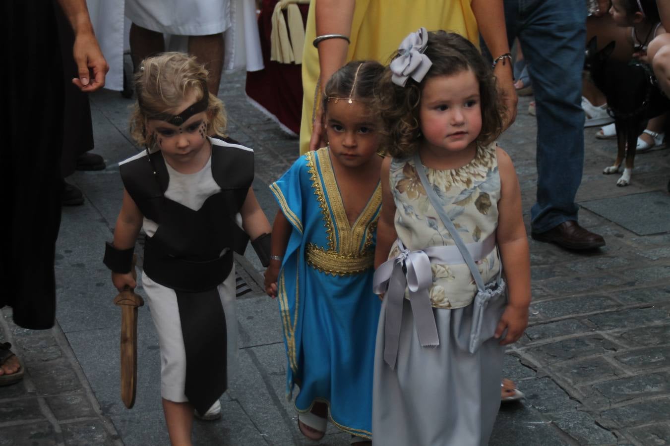 La participación popular fue nuevo protagonista del desfile teatralizado que anoche inauguró el grueso de la programación del XVI Festival Templario, invitando a propios y visitantes a revivir un pasado de leyenda, concretamente el siglo en el que La Orden del Temple marcó la vida de esta ciudad, en la que tuvo una de sus principales Encomiendas, siendo además el último reducto de Los Templarios en los reinos de España.La Asociación juvenil y cultural 'La Trouppe' estuvo al frente de la coordinación de dicho desfile que llenó de ambiente y animación las calles y plazas del centro histórico de Jerez de los Caballeros, llenas de público y engalanadas para la ocasión con pendones con la cruz templaria y otros elementos referentes a la cultura árabe que dejó su impronta en aquella época. Destacó la participación de más de 60 niñas que pusieron alegría con sus bailes a este pasacalle, junto a personajes fantásticos en zancos, la melodía de la Asociación Musical de Jerez de los Caballeros y la participación de asociaciones, como la del Belén 'Santa Ángela', Euexia Rural, además de los caballeros del campamento medieval a cargo de Cabalbur y de manera especial, la implicación de numerosos vecinos de todas las edades que desfilaron ataviados con indumentaria de la época dando vida a esta celebración.
