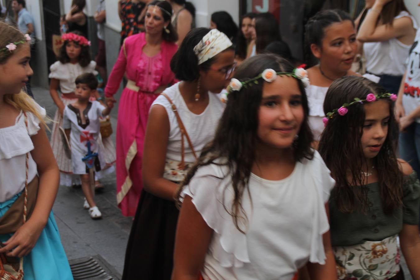 La participación popular fue nuevo protagonista del desfile teatralizado que anoche inauguró el grueso de la programación del XVI Festival Templario, invitando a propios y visitantes a revivir un pasado de leyenda, concretamente el siglo en el que La Orden del Temple marcó la vida de esta ciudad, en la que tuvo una de sus principales Encomiendas, siendo además el último reducto de Los Templarios en los reinos de España.La Asociación juvenil y cultural 'La Trouppe' estuvo al frente de la coordinación de dicho desfile que llenó de ambiente y animación las calles y plazas del centro histórico de Jerez de los Caballeros, llenas de público y engalanadas para la ocasión con pendones con la cruz templaria y otros elementos referentes a la cultura árabe que dejó su impronta en aquella época. Destacó la participación de más de 60 niñas que pusieron alegría con sus bailes a este pasacalle, junto a personajes fantásticos en zancos, la melodía de la Asociación Musical de Jerez de los Caballeros y la participación de asociaciones, como la del Belén 'Santa Ángela', Euexia Rural, además de los caballeros del campamento medieval a cargo de Cabalbur y de manera especial, la implicación de numerosos vecinos de todas las edades que desfilaron ataviados con indumentaria de la época dando vida a esta celebración.