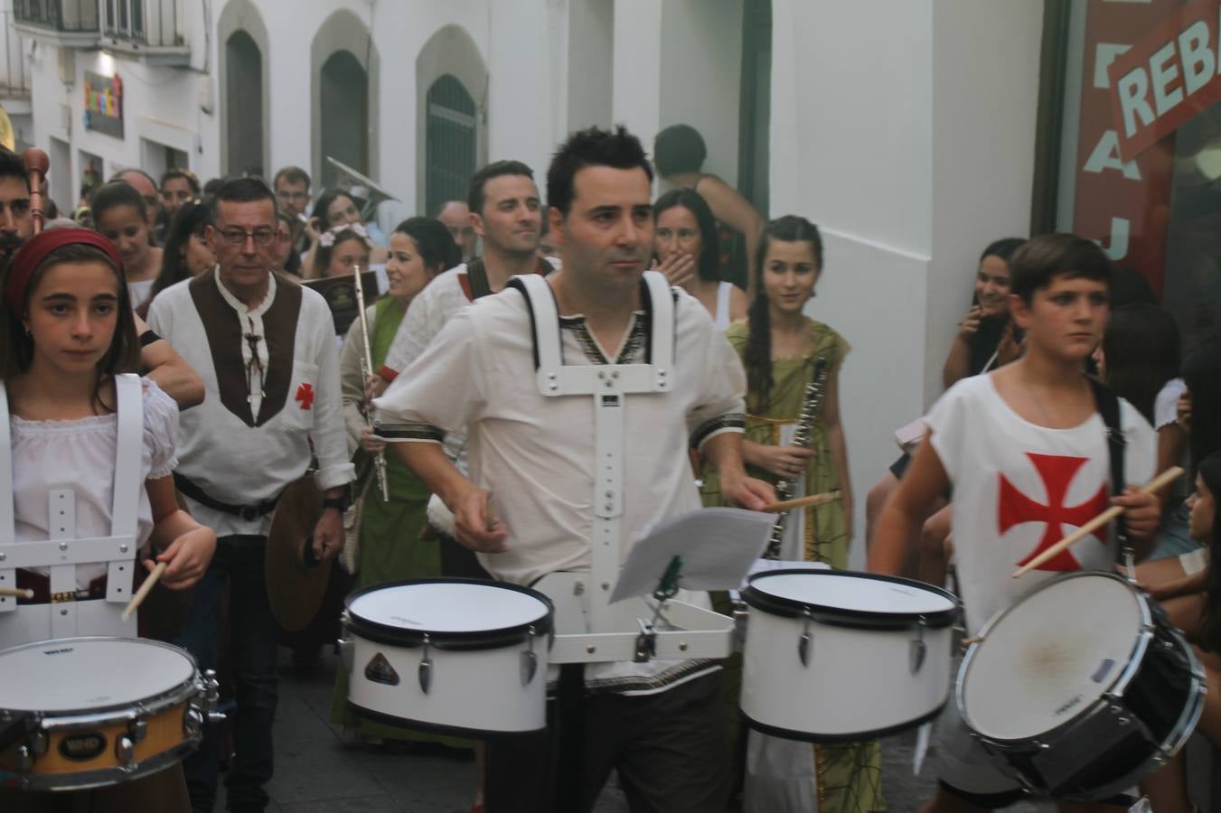 La participación popular fue nuevo protagonista del desfile teatralizado que anoche inauguró el grueso de la programación del XVI Festival Templario, invitando a propios y visitantes a revivir un pasado de leyenda, concretamente el siglo en el que La Orden del Temple marcó la vida de esta ciudad, en la que tuvo una de sus principales Encomiendas, siendo además el último reducto de Los Templarios en los reinos de España.La Asociación juvenil y cultural 'La Trouppe' estuvo al frente de la coordinación de dicho desfile que llenó de ambiente y animación las calles y plazas del centro histórico de Jerez de los Caballeros, llenas de público y engalanadas para la ocasión con pendones con la cruz templaria y otros elementos referentes a la cultura árabe que dejó su impronta en aquella época. Destacó la participación de más de 60 niñas que pusieron alegría con sus bailes a este pasacalle, junto a personajes fantásticos en zancos, la melodía de la Asociación Musical de Jerez de los Caballeros y la participación de asociaciones, como la del Belén 'Santa Ángela', Euexia Rural, además de los caballeros del campamento medieval a cargo de Cabalbur y de manera especial, la implicación de numerosos vecinos de todas las edades que desfilaron ataviados con indumentaria de la época dando vida a esta celebración.