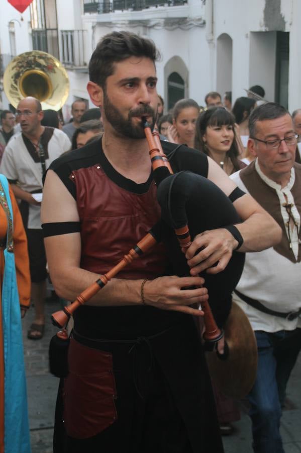 La participación popular fue nuevo protagonista del desfile teatralizado que anoche inauguró el grueso de la programación del XVI Festival Templario, invitando a propios y visitantes a revivir un pasado de leyenda, concretamente el siglo en el que La Orden del Temple marcó la vida de esta ciudad, en la que tuvo una de sus principales Encomiendas, siendo además el último reducto de Los Templarios en los reinos de España.La Asociación juvenil y cultural 'La Trouppe' estuvo al frente de la coordinación de dicho desfile que llenó de ambiente y animación las calles y plazas del centro histórico de Jerez de los Caballeros, llenas de público y engalanadas para la ocasión con pendones con la cruz templaria y otros elementos referentes a la cultura árabe que dejó su impronta en aquella época. Destacó la participación de más de 60 niñas que pusieron alegría con sus bailes a este pasacalle, junto a personajes fantásticos en zancos, la melodía de la Asociación Musical de Jerez de los Caballeros y la participación de asociaciones, como la del Belén 'Santa Ángela', Euexia Rural, además de los caballeros del campamento medieval a cargo de Cabalbur y de manera especial, la implicación de numerosos vecinos de todas las edades que desfilaron ataviados con indumentaria de la época dando vida a esta celebración.