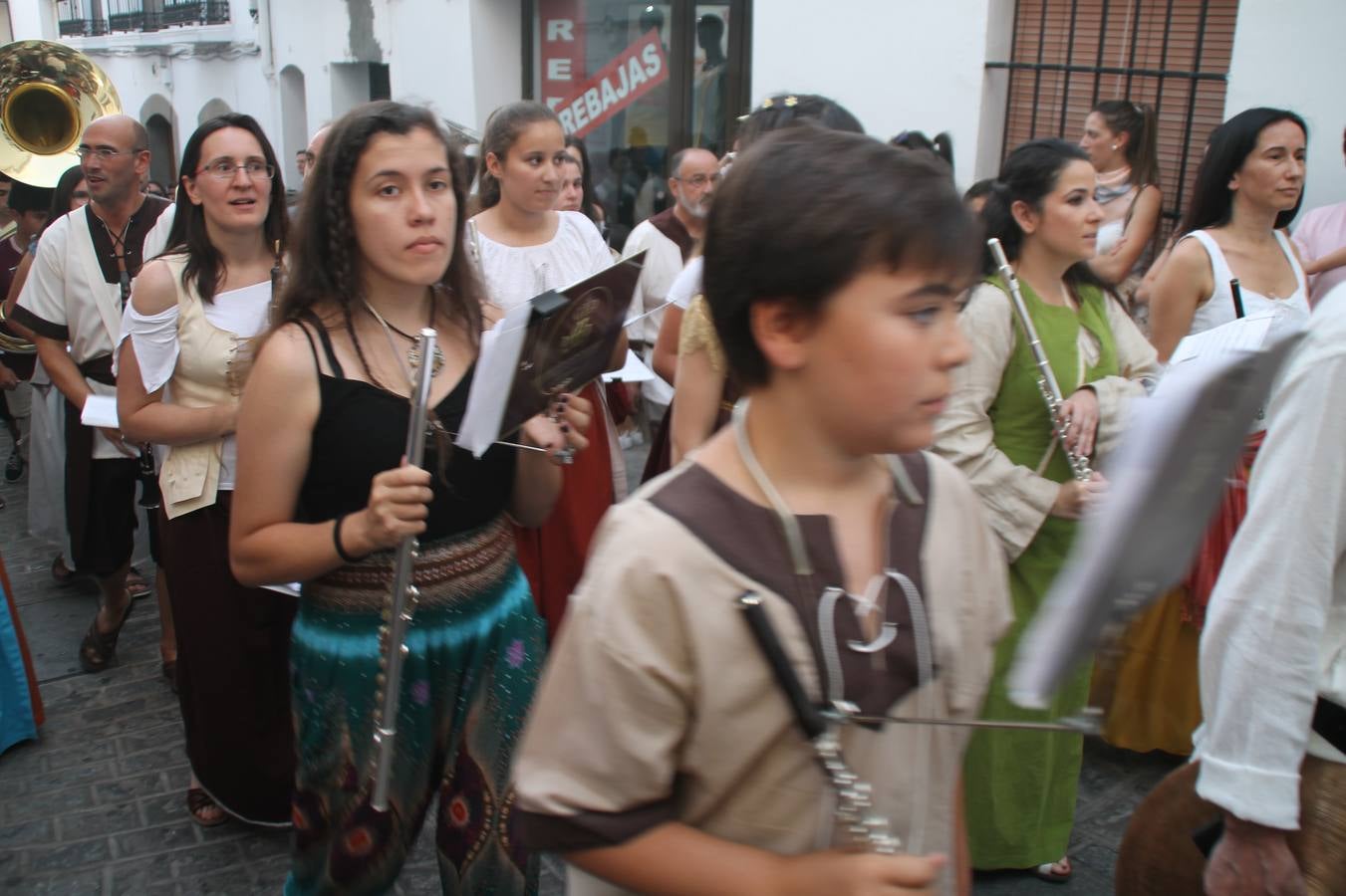 La participación popular fue nuevo protagonista del desfile teatralizado que anoche inauguró el grueso de la programación del XVI Festival Templario, invitando a propios y visitantes a revivir un pasado de leyenda, concretamente el siglo en el que La Orden del Temple marcó la vida de esta ciudad, en la que tuvo una de sus principales Encomiendas, siendo además el último reducto de Los Templarios en los reinos de España.La Asociación juvenil y cultural 'La Trouppe' estuvo al frente de la coordinación de dicho desfile que llenó de ambiente y animación las calles y plazas del centro histórico de Jerez de los Caballeros, llenas de público y engalanadas para la ocasión con pendones con la cruz templaria y otros elementos referentes a la cultura árabe que dejó su impronta en aquella época. Destacó la participación de más de 60 niñas que pusieron alegría con sus bailes a este pasacalle, junto a personajes fantásticos en zancos, la melodía de la Asociación Musical de Jerez de los Caballeros y la participación de asociaciones, como la del Belén 'Santa Ángela', Euexia Rural, además de los caballeros del campamento medieval a cargo de Cabalbur y de manera especial, la implicación de numerosos vecinos de todas las edades que desfilaron ataviados con indumentaria de la época dando vida a esta celebración.