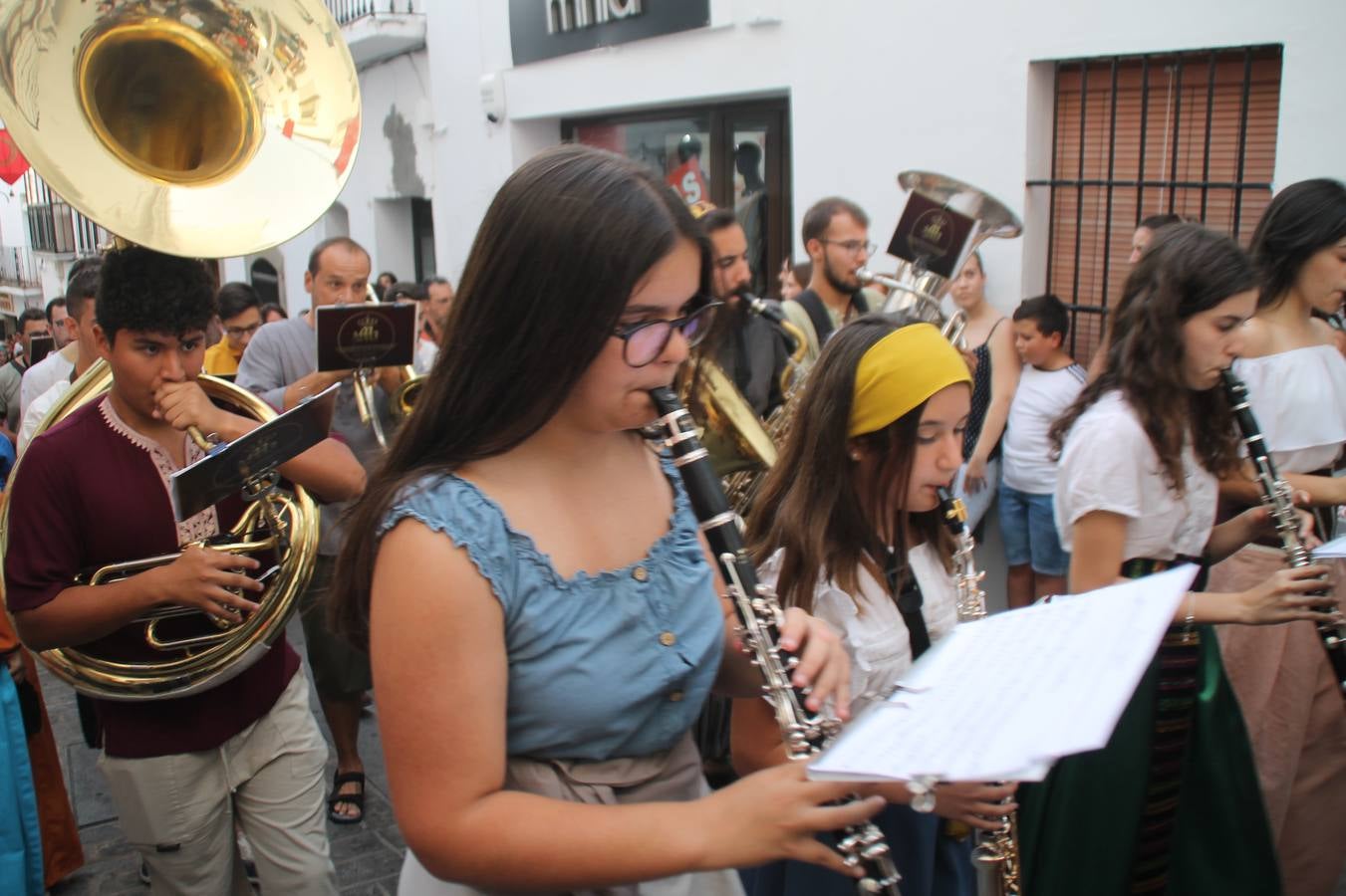 La participación popular fue nuevo protagonista del desfile teatralizado que anoche inauguró el grueso de la programación del XVI Festival Templario, invitando a propios y visitantes a revivir un pasado de leyenda, concretamente el siglo en el que La Orden del Temple marcó la vida de esta ciudad, en la que tuvo una de sus principales Encomiendas, siendo además el último reducto de Los Templarios en los reinos de España.La Asociación juvenil y cultural 'La Trouppe' estuvo al frente de la coordinación de dicho desfile que llenó de ambiente y animación las calles y plazas del centro histórico de Jerez de los Caballeros, llenas de público y engalanadas para la ocasión con pendones con la cruz templaria y otros elementos referentes a la cultura árabe que dejó su impronta en aquella época. Destacó la participación de más de 60 niñas que pusieron alegría con sus bailes a este pasacalle, junto a personajes fantásticos en zancos, la melodía de la Asociación Musical de Jerez de los Caballeros y la participación de asociaciones, como la del Belén 'Santa Ángela', Euexia Rural, además de los caballeros del campamento medieval a cargo de Cabalbur y de manera especial, la implicación de numerosos vecinos de todas las edades que desfilaron ataviados con indumentaria de la época dando vida a esta celebración.