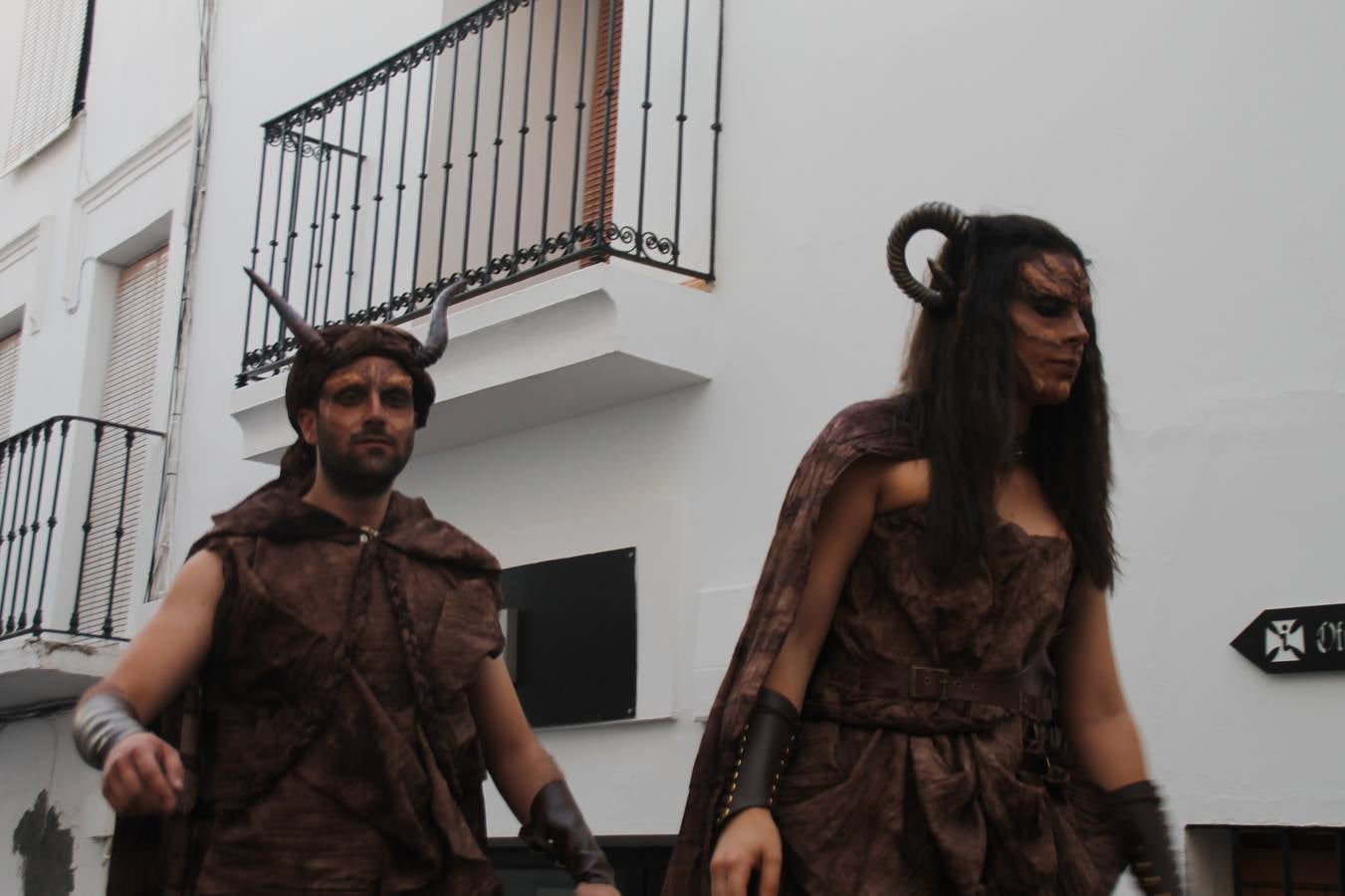 La participación popular fue nuevo protagonista del desfile teatralizado que anoche inauguró el grueso de la programación del XVI Festival Templario, invitando a propios y visitantes a revivir un pasado de leyenda, concretamente el siglo en el que La Orden del Temple marcó la vida de esta ciudad, en la que tuvo una de sus principales Encomiendas, siendo además el último reducto de Los Templarios en los reinos de España.La Asociación juvenil y cultural 'La Trouppe' estuvo al frente de la coordinación de dicho desfile que llenó de ambiente y animación las calles y plazas del centro histórico de Jerez de los Caballeros, llenas de público y engalanadas para la ocasión con pendones con la cruz templaria y otros elementos referentes a la cultura árabe que dejó su impronta en aquella época. Destacó la participación de más de 60 niñas que pusieron alegría con sus bailes a este pasacalle, junto a personajes fantásticos en zancos, la melodía de la Asociación Musical de Jerez de los Caballeros y la participación de asociaciones, como la del Belén 'Santa Ángela', Euexia Rural, además de los caballeros del campamento medieval a cargo de Cabalbur y de manera especial, la implicación de numerosos vecinos de todas las edades que desfilaron ataviados con indumentaria de la época dando vida a esta celebración.