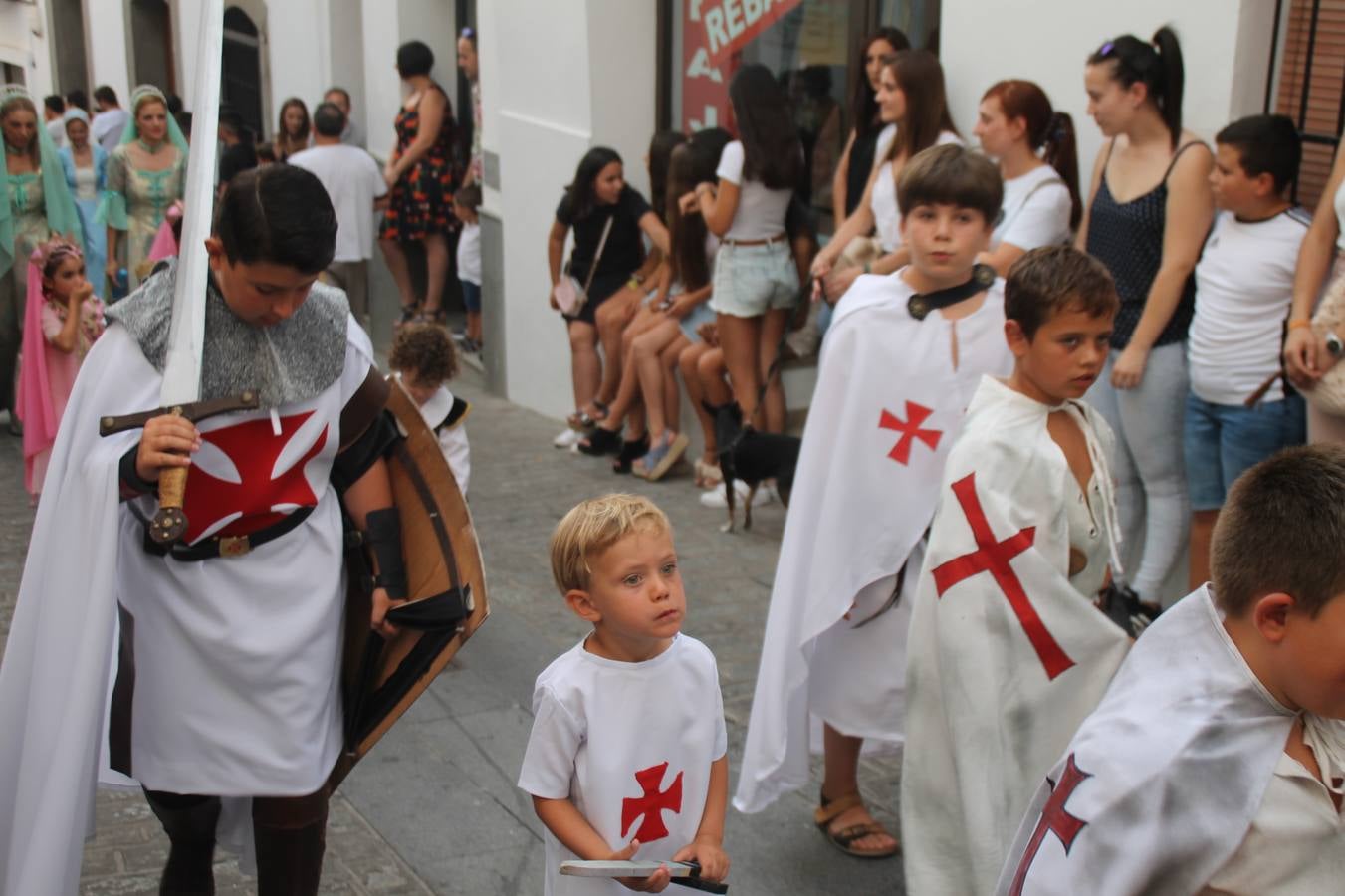 La participación popular fue nuevo protagonista del desfile teatralizado que anoche inauguró el grueso de la programación del XVI Festival Templario, invitando a propios y visitantes a revivir un pasado de leyenda, concretamente el siglo en el que La Orden del Temple marcó la vida de esta ciudad, en la que tuvo una de sus principales Encomiendas, siendo además el último reducto de Los Templarios en los reinos de España.La Asociación juvenil y cultural 'La Trouppe' estuvo al frente de la coordinación de dicho desfile que llenó de ambiente y animación las calles y plazas del centro histórico de Jerez de los Caballeros, llenas de público y engalanadas para la ocasión con pendones con la cruz templaria y otros elementos referentes a la cultura árabe que dejó su impronta en aquella época. Destacó la participación de más de 60 niñas que pusieron alegría con sus bailes a este pasacalle, junto a personajes fantásticos en zancos, la melodía de la Asociación Musical de Jerez de los Caballeros y la participación de asociaciones, como la del Belén 'Santa Ángela', Euexia Rural, además de los caballeros del campamento medieval a cargo de Cabalbur y de manera especial, la implicación de numerosos vecinos de todas las edades que desfilaron ataviados con indumentaria de la época dando vida a esta celebración.