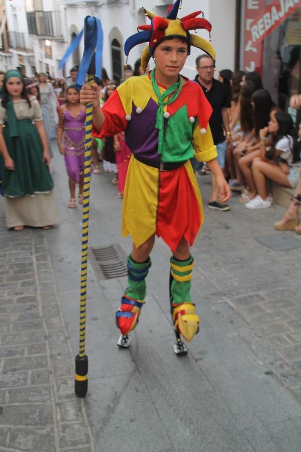 La participación popular fue nuevo protagonista del desfile teatralizado que anoche inauguró el grueso de la programación del XVI Festival Templario, invitando a propios y visitantes a revivir un pasado de leyenda, concretamente el siglo en el que La Orden del Temple marcó la vida de esta ciudad, en la que tuvo una de sus principales Encomiendas, siendo además el último reducto de Los Templarios en los reinos de España.La Asociación juvenil y cultural 'La Trouppe' estuvo al frente de la coordinación de dicho desfile que llenó de ambiente y animación las calles y plazas del centro histórico de Jerez de los Caballeros, llenas de público y engalanadas para la ocasión con pendones con la cruz templaria y otros elementos referentes a la cultura árabe que dejó su impronta en aquella época. Destacó la participación de más de 60 niñas que pusieron alegría con sus bailes a este pasacalle, junto a personajes fantásticos en zancos, la melodía de la Asociación Musical de Jerez de los Caballeros y la participación de asociaciones, como la del Belén 'Santa Ángela', Euexia Rural, además de los caballeros del campamento medieval a cargo de Cabalbur y de manera especial, la implicación de numerosos vecinos de todas las edades que desfilaron ataviados con indumentaria de la época dando vida a esta celebración.