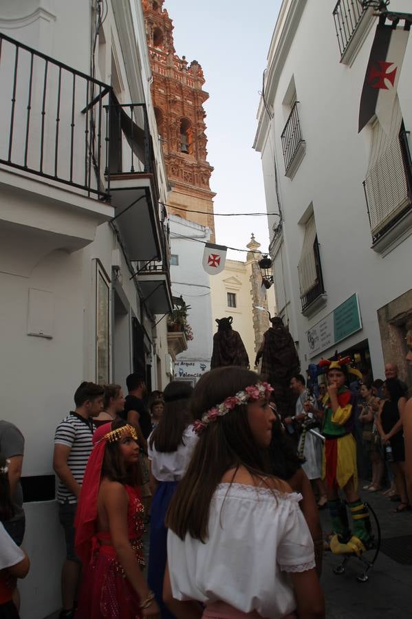 La participación popular fue nuevo protagonista del desfile teatralizado que anoche inauguró el grueso de la programación del XVI Festival Templario, invitando a propios y visitantes a revivir un pasado de leyenda, concretamente el siglo en el que La Orden del Temple marcó la vida de esta ciudad, en la que tuvo una de sus principales Encomiendas, siendo además el último reducto de Los Templarios en los reinos de España.La Asociación juvenil y cultural 'La Trouppe' estuvo al frente de la coordinación de dicho desfile que llenó de ambiente y animación las calles y plazas del centro histórico de Jerez de los Caballeros, llenas de público y engalanadas para la ocasión con pendones con la cruz templaria y otros elementos referentes a la cultura árabe que dejó su impronta en aquella época. Destacó la participación de más de 60 niñas que pusieron alegría con sus bailes a este pasacalle, junto a personajes fantásticos en zancos, la melodía de la Asociación Musical de Jerez de los Caballeros y la participación de asociaciones, como la del Belén 'Santa Ángela', Euexia Rural, además de los caballeros del campamento medieval a cargo de Cabalbur y de manera especial, la implicación de numerosos vecinos de todas las edades que desfilaron ataviados con indumentaria de la época dando vida a esta celebración.