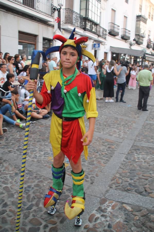 La participación popular fue nuevo protagonista del desfile teatralizado que anoche inauguró el grueso de la programación del XVI Festival Templario, invitando a propios y visitantes a revivir un pasado de leyenda, concretamente el siglo en el que La Orden del Temple marcó la vida de esta ciudad, en la que tuvo una de sus principales Encomiendas, siendo además el último reducto de Los Templarios en los reinos de España.La Asociación juvenil y cultural 'La Trouppe' estuvo al frente de la coordinación de dicho desfile que llenó de ambiente y animación las calles y plazas del centro histórico de Jerez de los Caballeros, llenas de público y engalanadas para la ocasión con pendones con la cruz templaria y otros elementos referentes a la cultura árabe que dejó su impronta en aquella época. Destacó la participación de más de 60 niñas que pusieron alegría con sus bailes a este pasacalle, junto a personajes fantásticos en zancos, la melodía de la Asociación Musical de Jerez de los Caballeros y la participación de asociaciones, como la del Belén 'Santa Ángela', Euexia Rural, además de los caballeros del campamento medieval a cargo de Cabalbur y de manera especial, la implicación de numerosos vecinos de todas las edades que desfilaron ataviados con indumentaria de la época dando vida a esta celebración.