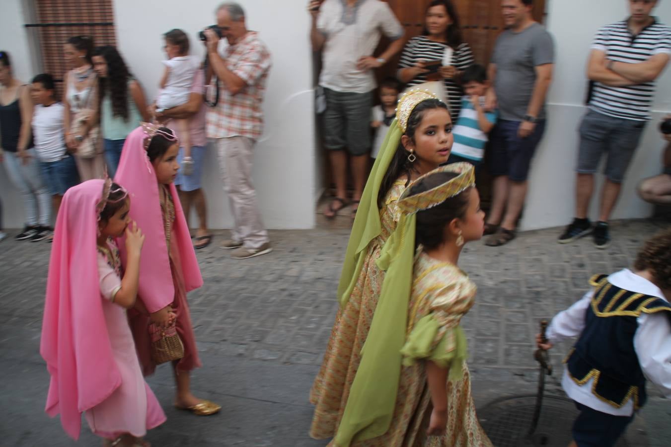 La participación popular fue nuevo protagonista del desfile teatralizado que anoche inauguró el grueso de la programación del XVI Festival Templario, invitando a propios y visitantes a revivir un pasado de leyenda, concretamente el siglo en el que La Orden del Temple marcó la vida de esta ciudad, en la que tuvo una de sus principales Encomiendas, siendo además el último reducto de Los Templarios en los reinos de España.La Asociación juvenil y cultural 'La Trouppe' estuvo al frente de la coordinación de dicho desfile que llenó de ambiente y animación las calles y plazas del centro histórico de Jerez de los Caballeros, llenas de público y engalanadas para la ocasión con pendones con la cruz templaria y otros elementos referentes a la cultura árabe que dejó su impronta en aquella época. Destacó la participación de más de 60 niñas que pusieron alegría con sus bailes a este pasacalle, junto a personajes fantásticos en zancos, la melodía de la Asociación Musical de Jerez de los Caballeros y la participación de asociaciones, como la del Belén 'Santa Ángela', Euexia Rural, además de los caballeros del campamento medieval a cargo de Cabalbur y de manera especial, la implicación de numerosos vecinos de todas las edades que desfilaron ataviados con indumentaria de la época dando vida a esta celebración.