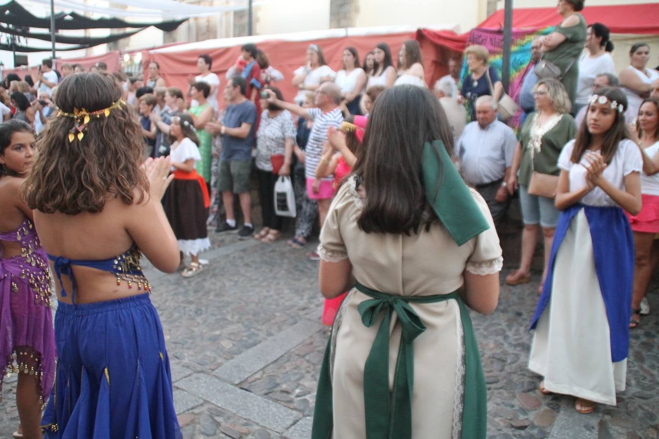 La participación popular fue nuevo protagonista del desfile teatralizado que anoche inauguró el grueso de la programación del XVI Festival Templario, invitando a propios y visitantes a revivir un pasado de leyenda, concretamente el siglo en el que La Orden del Temple marcó la vida de esta ciudad, en la que tuvo una de sus principales Encomiendas, siendo además el último reducto de Los Templarios en los reinos de España.La Asociación juvenil y cultural 'La Trouppe' estuvo al frente de la coordinación de dicho desfile que llenó de ambiente y animación las calles y plazas del centro histórico de Jerez de los Caballeros, llenas de público y engalanadas para la ocasión con pendones con la cruz templaria y otros elementos referentes a la cultura árabe que dejó su impronta en aquella época. Destacó la participación de más de 60 niñas que pusieron alegría con sus bailes a este pasacalle, junto a personajes fantásticos en zancos, la melodía de la Asociación Musical de Jerez de los Caballeros y la participación de asociaciones, como la del Belén 'Santa Ángela', Euexia Rural, además de los caballeros del campamento medieval a cargo de Cabalbur y de manera especial, la implicación de numerosos vecinos de todas las edades que desfilaron ataviados con indumentaria de la época dando vida a esta celebración.