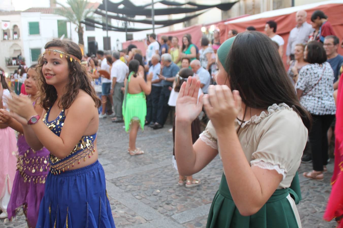 La participación popular fue nuevo protagonista del desfile teatralizado que anoche inauguró el grueso de la programación del XVI Festival Templario, invitando a propios y visitantes a revivir un pasado de leyenda, concretamente el siglo en el que La Orden del Temple marcó la vida de esta ciudad, en la que tuvo una de sus principales Encomiendas, siendo además el último reducto de Los Templarios en los reinos de España.La Asociación juvenil y cultural 'La Trouppe' estuvo al frente de la coordinación de dicho desfile que llenó de ambiente y animación las calles y plazas del centro histórico de Jerez de los Caballeros, llenas de público y engalanadas para la ocasión con pendones con la cruz templaria y otros elementos referentes a la cultura árabe que dejó su impronta en aquella época. Destacó la participación de más de 60 niñas que pusieron alegría con sus bailes a este pasacalle, junto a personajes fantásticos en zancos, la melodía de la Asociación Musical de Jerez de los Caballeros y la participación de asociaciones, como la del Belén 'Santa Ángela', Euexia Rural, además de los caballeros del campamento medieval a cargo de Cabalbur y de manera especial, la implicación de numerosos vecinos de todas las edades que desfilaron ataviados con indumentaria de la época dando vida a esta celebración.