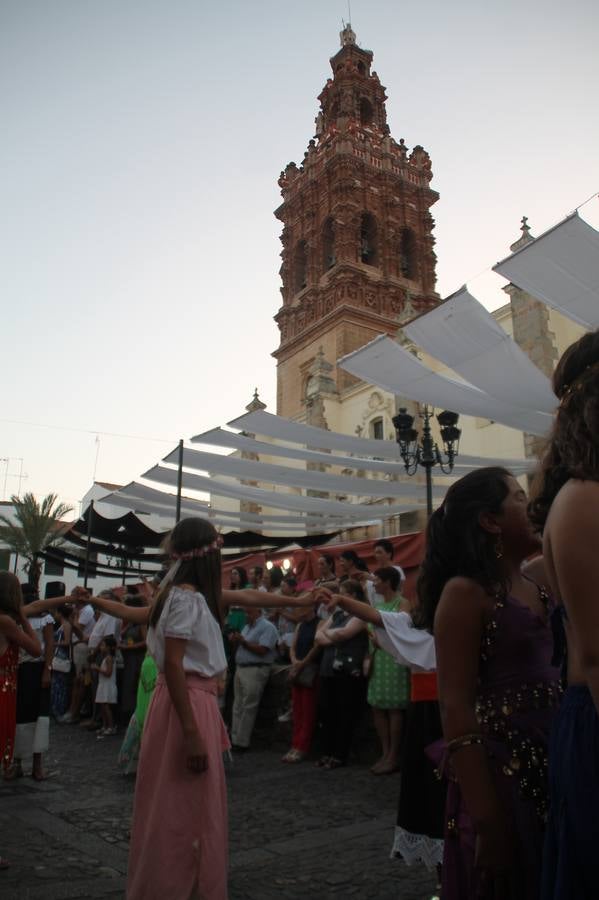 La participación popular fue nuevo protagonista del desfile teatralizado que anoche inauguró el grueso de la programación del XVI Festival Templario, invitando a propios y visitantes a revivir un pasado de leyenda, concretamente el siglo en el que La Orden del Temple marcó la vida de esta ciudad, en la que tuvo una de sus principales Encomiendas, siendo además el último reducto de Los Templarios en los reinos de España.La Asociación juvenil y cultural 'La Trouppe' estuvo al frente de la coordinación de dicho desfile que llenó de ambiente y animación las calles y plazas del centro histórico de Jerez de los Caballeros, llenas de público y engalanadas para la ocasión con pendones con la cruz templaria y otros elementos referentes a la cultura árabe que dejó su impronta en aquella época. Destacó la participación de más de 60 niñas que pusieron alegría con sus bailes a este pasacalle, junto a personajes fantásticos en zancos, la melodía de la Asociación Musical de Jerez de los Caballeros y la participación de asociaciones, como la del Belén 'Santa Ángela', Euexia Rural, además de los caballeros del campamento medieval a cargo de Cabalbur y de manera especial, la implicación de numerosos vecinos de todas las edades que desfilaron ataviados con indumentaria de la época dando vida a esta celebración.