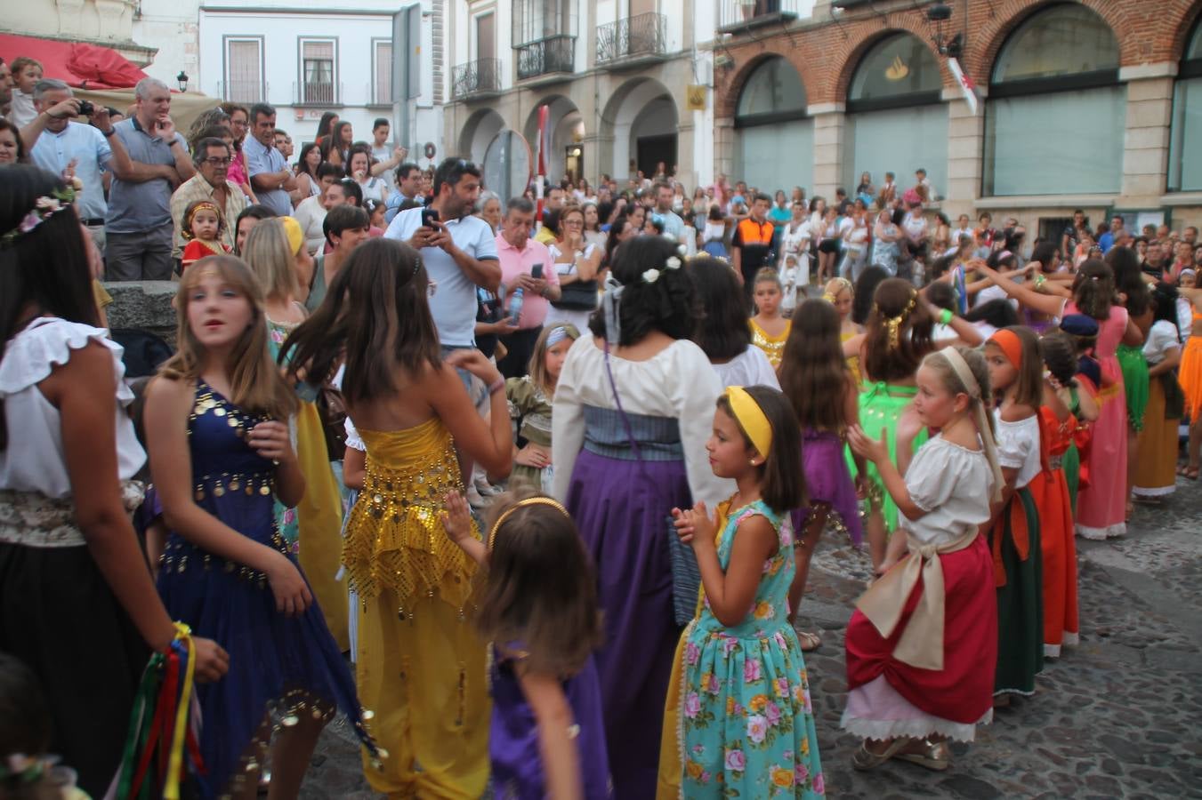 La participación popular fue nuevo protagonista del desfile teatralizado que anoche inauguró el grueso de la programación del XVI Festival Templario, invitando a propios y visitantes a revivir un pasado de leyenda, concretamente el siglo en el que La Orden del Temple marcó la vida de esta ciudad, en la que tuvo una de sus principales Encomiendas, siendo además el último reducto de Los Templarios en los reinos de España.La Asociación juvenil y cultural 'La Trouppe' estuvo al frente de la coordinación de dicho desfile que llenó de ambiente y animación las calles y plazas del centro histórico de Jerez de los Caballeros, llenas de público y engalanadas para la ocasión con pendones con la cruz templaria y otros elementos referentes a la cultura árabe que dejó su impronta en aquella época. Destacó la participación de más de 60 niñas que pusieron alegría con sus bailes a este pasacalle, junto a personajes fantásticos en zancos, la melodía de la Asociación Musical de Jerez de los Caballeros y la participación de asociaciones, como la del Belén 'Santa Ángela', Euexia Rural, además de los caballeros del campamento medieval a cargo de Cabalbur y de manera especial, la implicación de numerosos vecinos de todas las edades que desfilaron ataviados con indumentaria de la época dando vida a esta celebración.