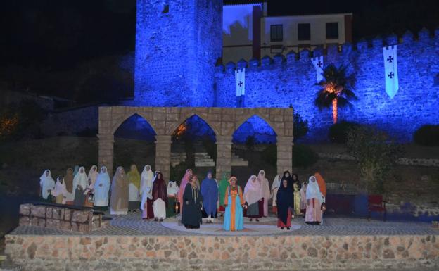 El escenario natural en el que tiene lugar la puesta en escena, con el lienzo de la muralla como telón de fondo es espectacular.