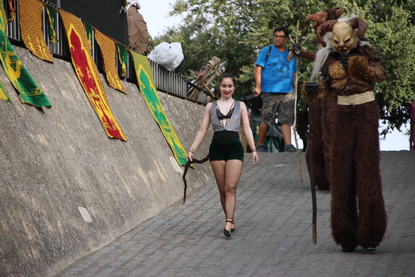 Las visitas guiadas, los talleres y los espectáculos marcan el ritmo del XVI Festival Templario. Vecinos y turistas recorrieron, ayer, las principales calles del municipio donde artesanos, mercaderes y taberneros ofrecían sus productos. También, pequeños y mayores disfrutaron con 'Descubriendo rincones templarios'; demostración de formaciones de combate; taller de cantería; cómo se vestía un templario para el combate; pasacalles; tiro con arco; espectáculo circense medieval, y espectáculo aéreo y de fuego.