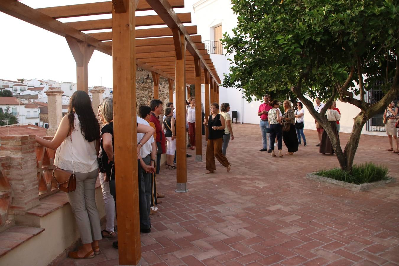 Las visitas guiadas, los talleres y los espectáculos marcan el ritmo del XVI Festival Templario. Vecinos y turistas recorrieron, ayer, las principales calles del municipio donde artesanos, mercaderes y taberneros ofrecían sus productos. También, pequeños y mayores disfrutaron con 'Descubriendo rincones templarios'; demostración de formaciones de combate; taller de cantería; cómo se vestía un templario para el combate; pasacalles; tiro con arco; espectáculo circense medieval, y espectáculo aéreo y de fuego.